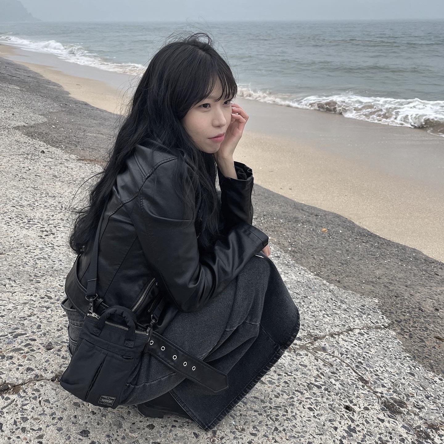 Porter Howl Helmet Bag Mini Black 착용 스타일