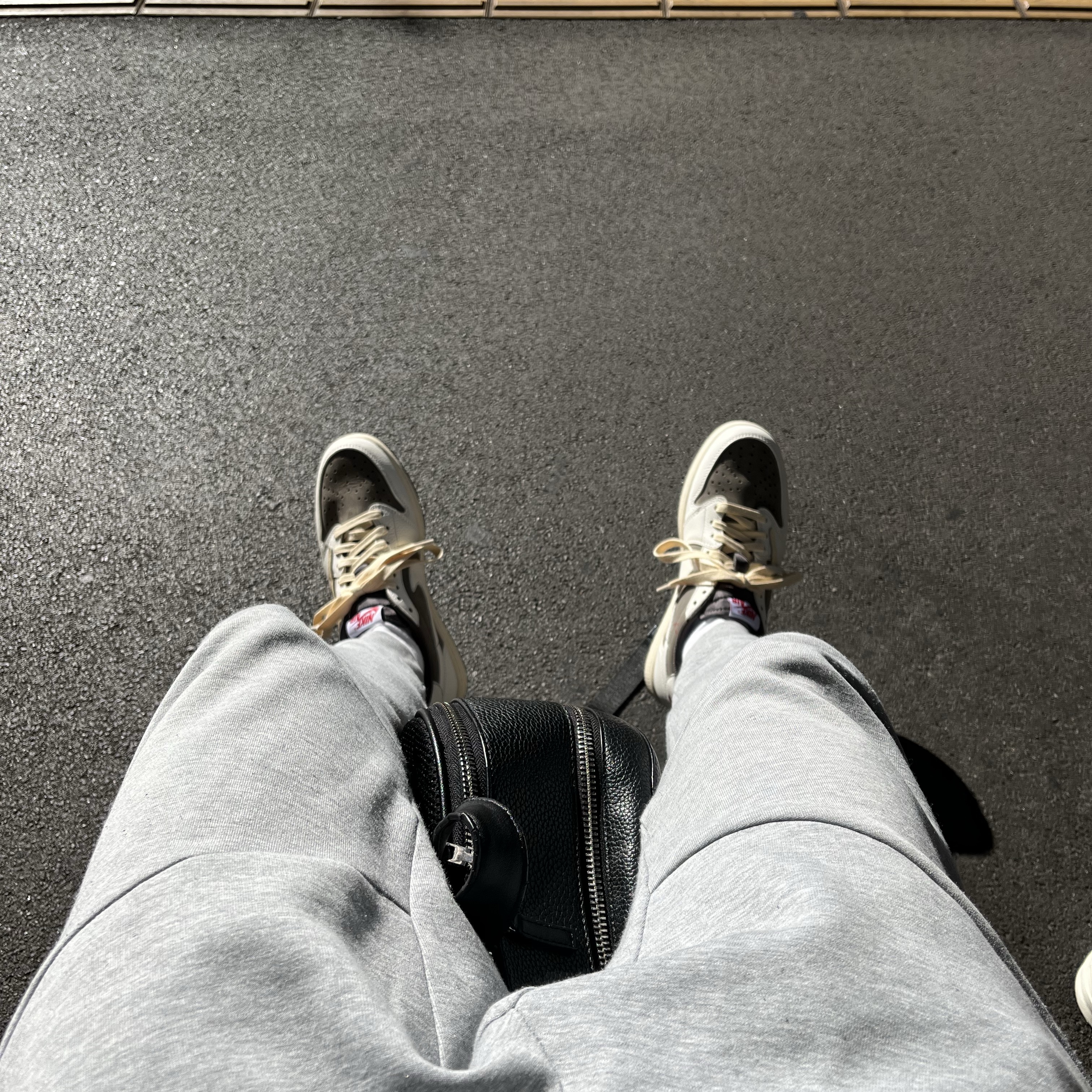 Jordan 1 x Travis Scott Retro Low OG SP Sail and Ridgerock, Nike NSW Tech Fleece Jogger Dark Grey Heather - Asia 착용 스타일