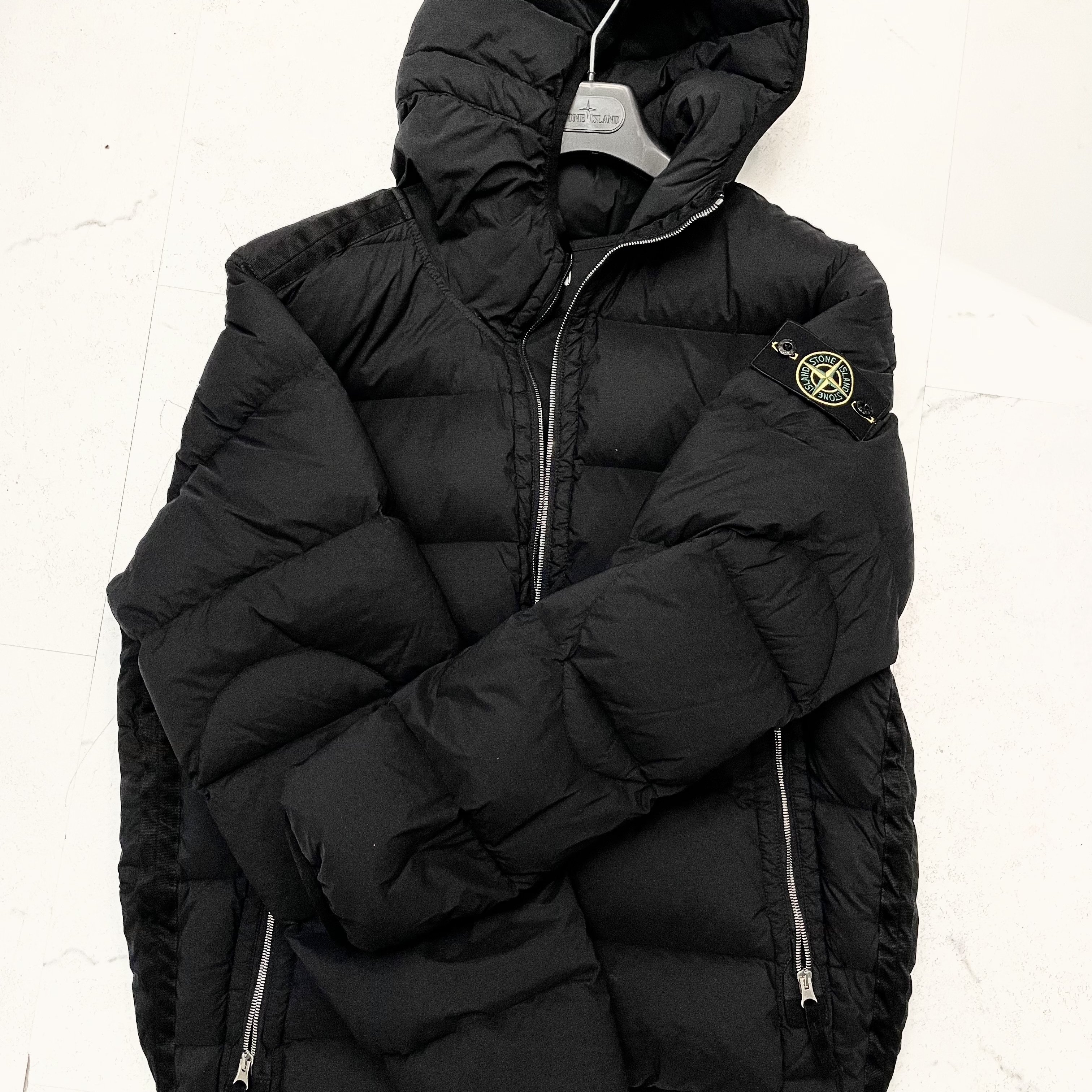 Stone Island 43728 Seamless Tunnel Nylon Down-TC Jacket Black - 23FW 착용 스타일