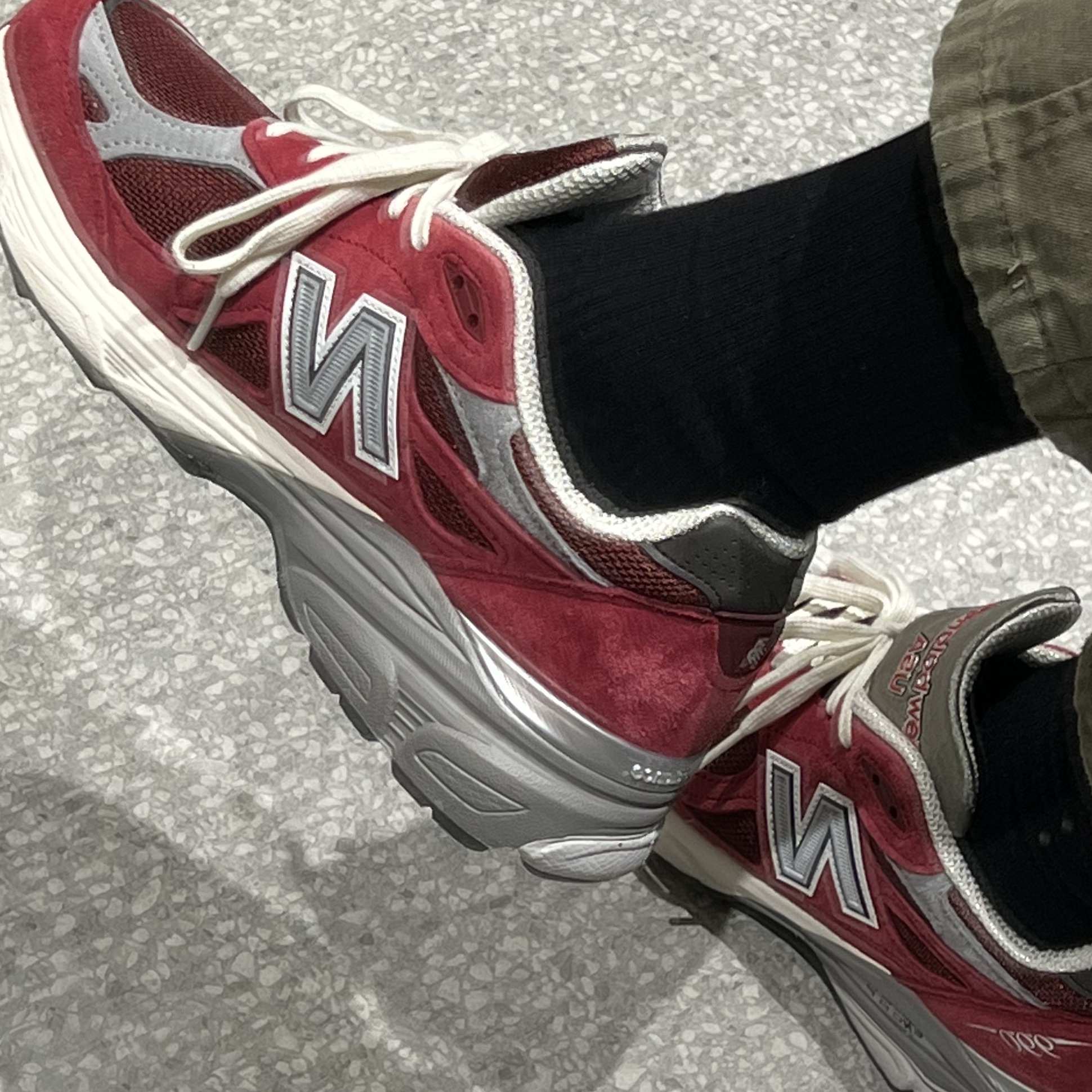 New Balance 990v3 Made in USA Scarlet Marblehead 착용 스타일