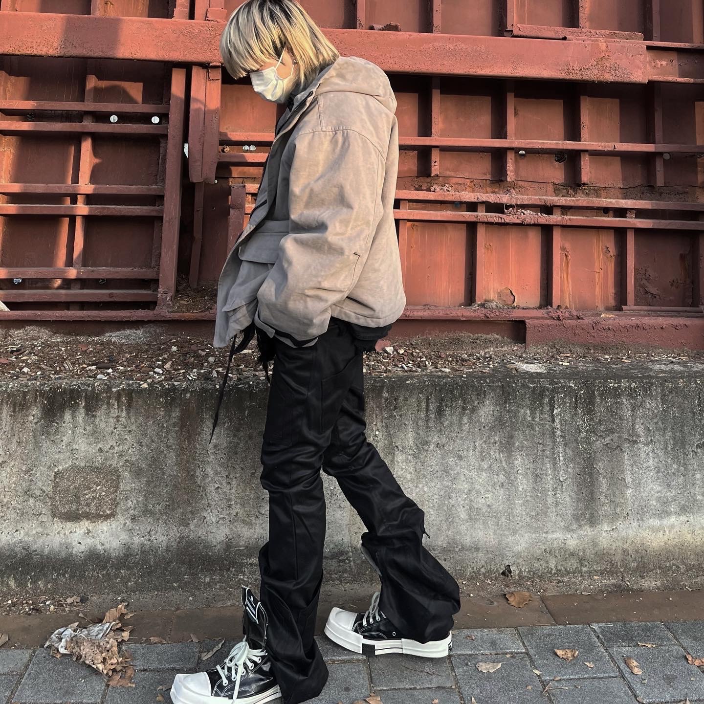 Converse x Drkshdw Turbodrk Chuck 70 Hi Black Lacquered Denim 착용 스타일 - 2