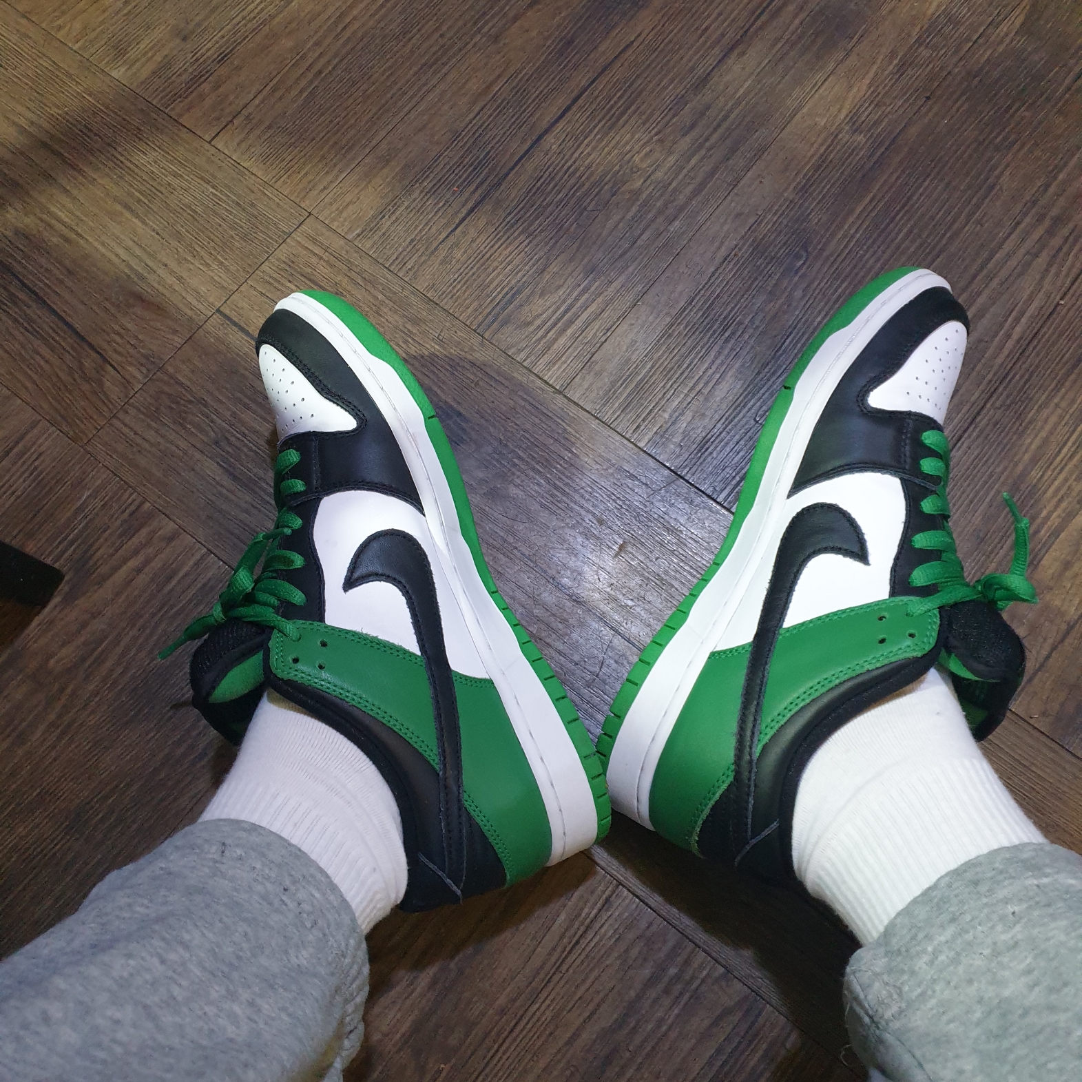 Nike SB Dunk Low Pro Black and Classic Green 착용 스타일
