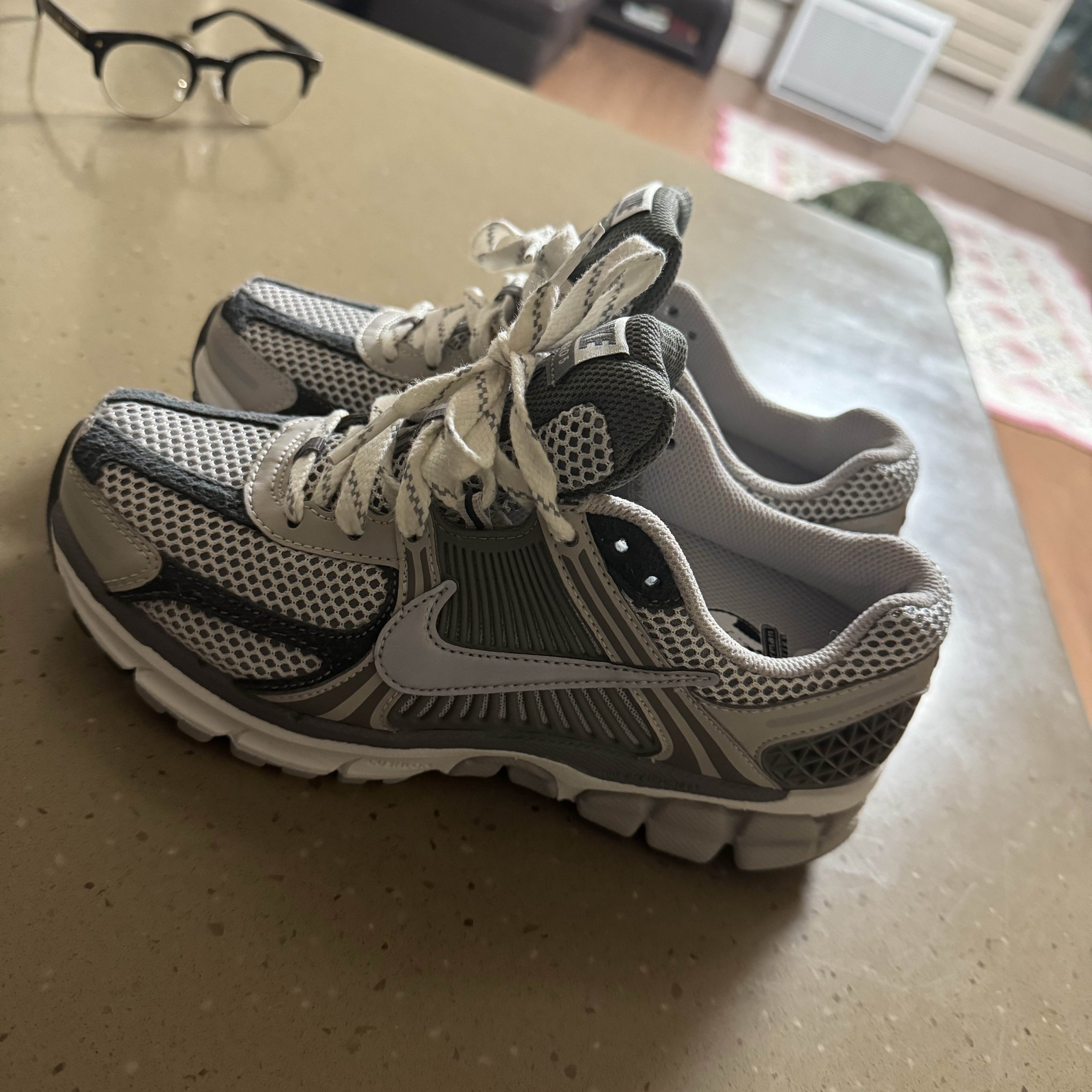 Nike Zoom Vomero 5 PRM Light Iron Ore and Flat Fewter 착용 스타일 - 5