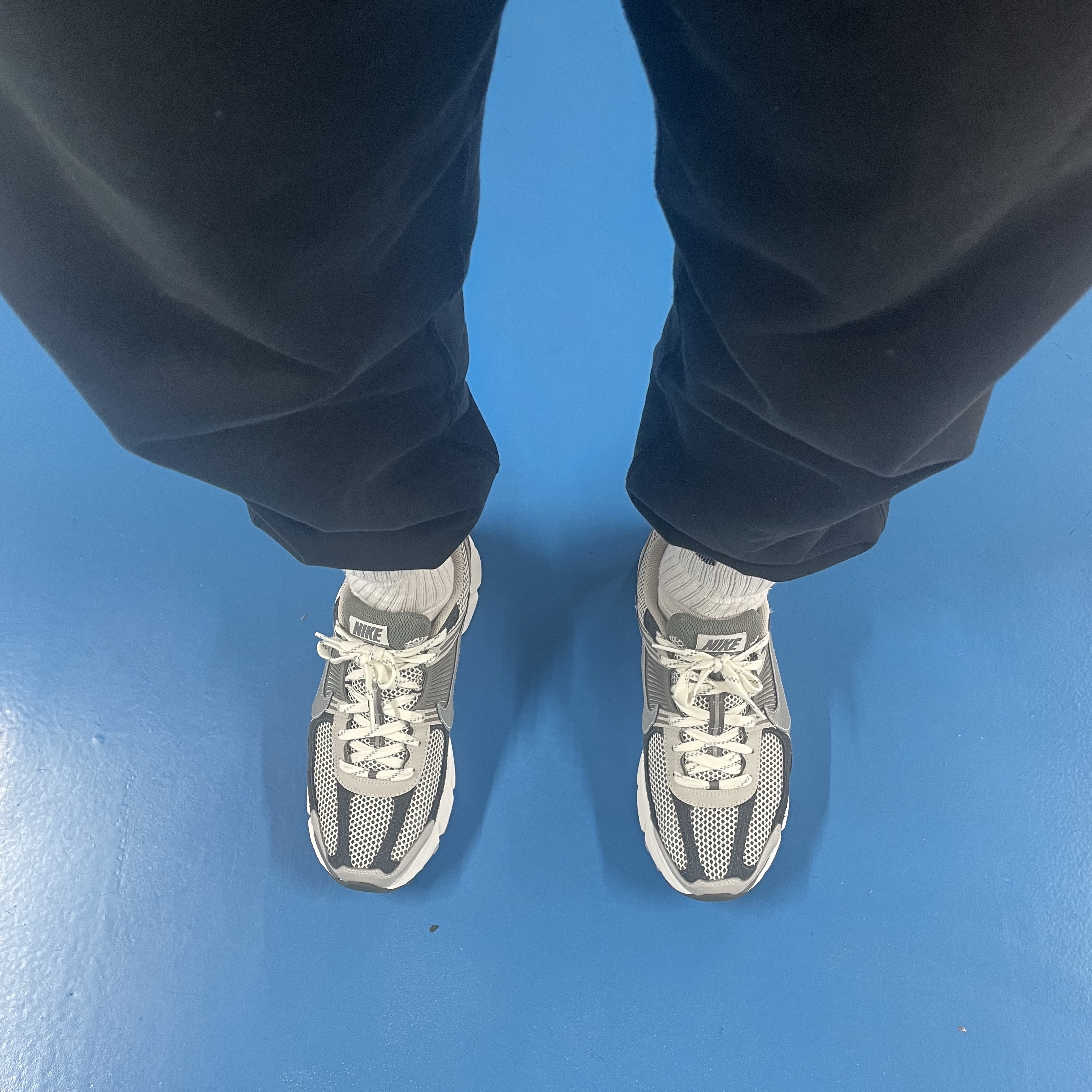 Nike Zoom Vomero 5 PRM Light Iron Ore and Flat Fewter 착용 스타일