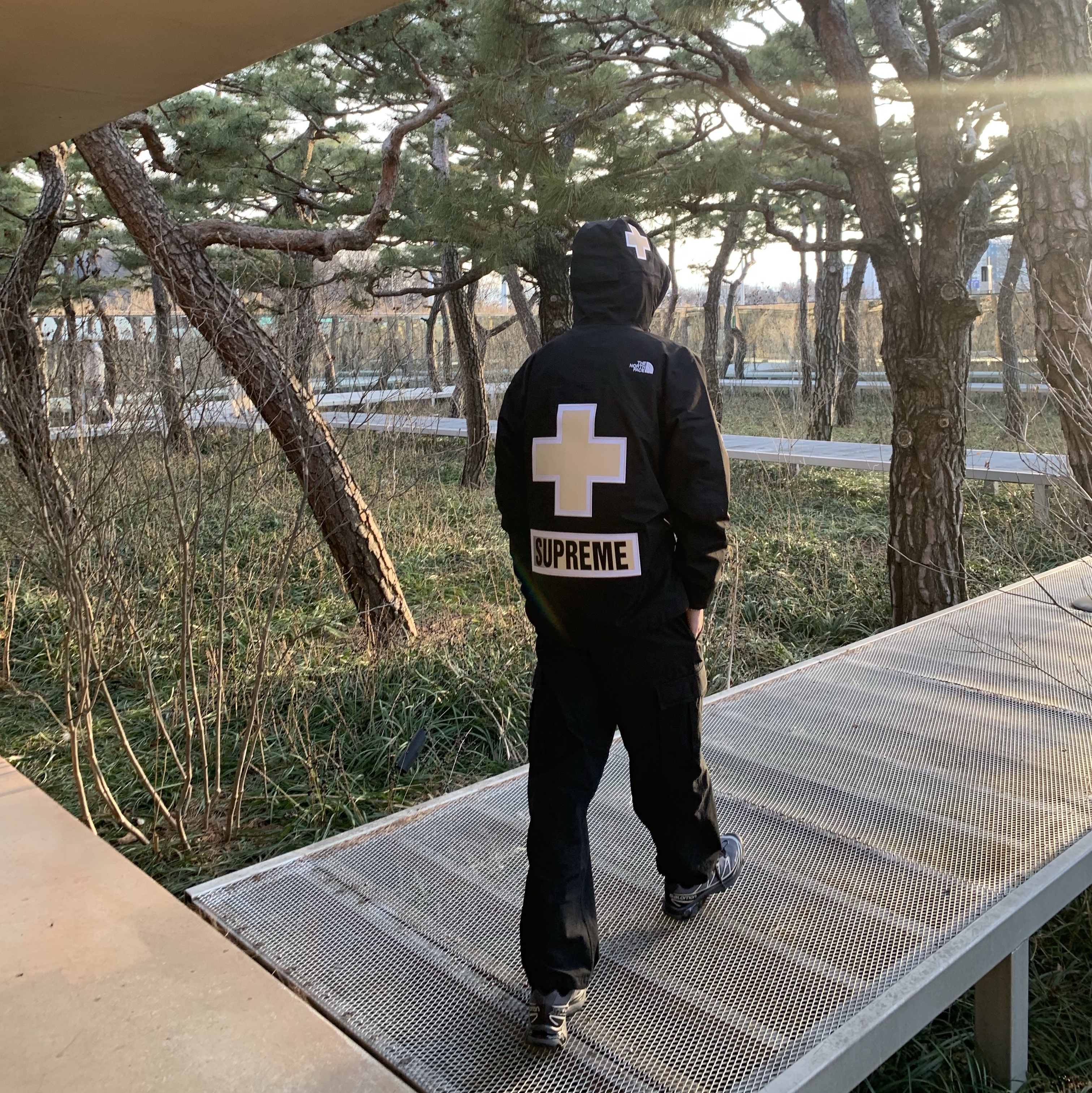 Supreme x The North Face Summit Series Rescue Mountain Pro Jacket Black - 22SS, Salomon XT-6 Gore-Tex Black Ebony 착용 스타일