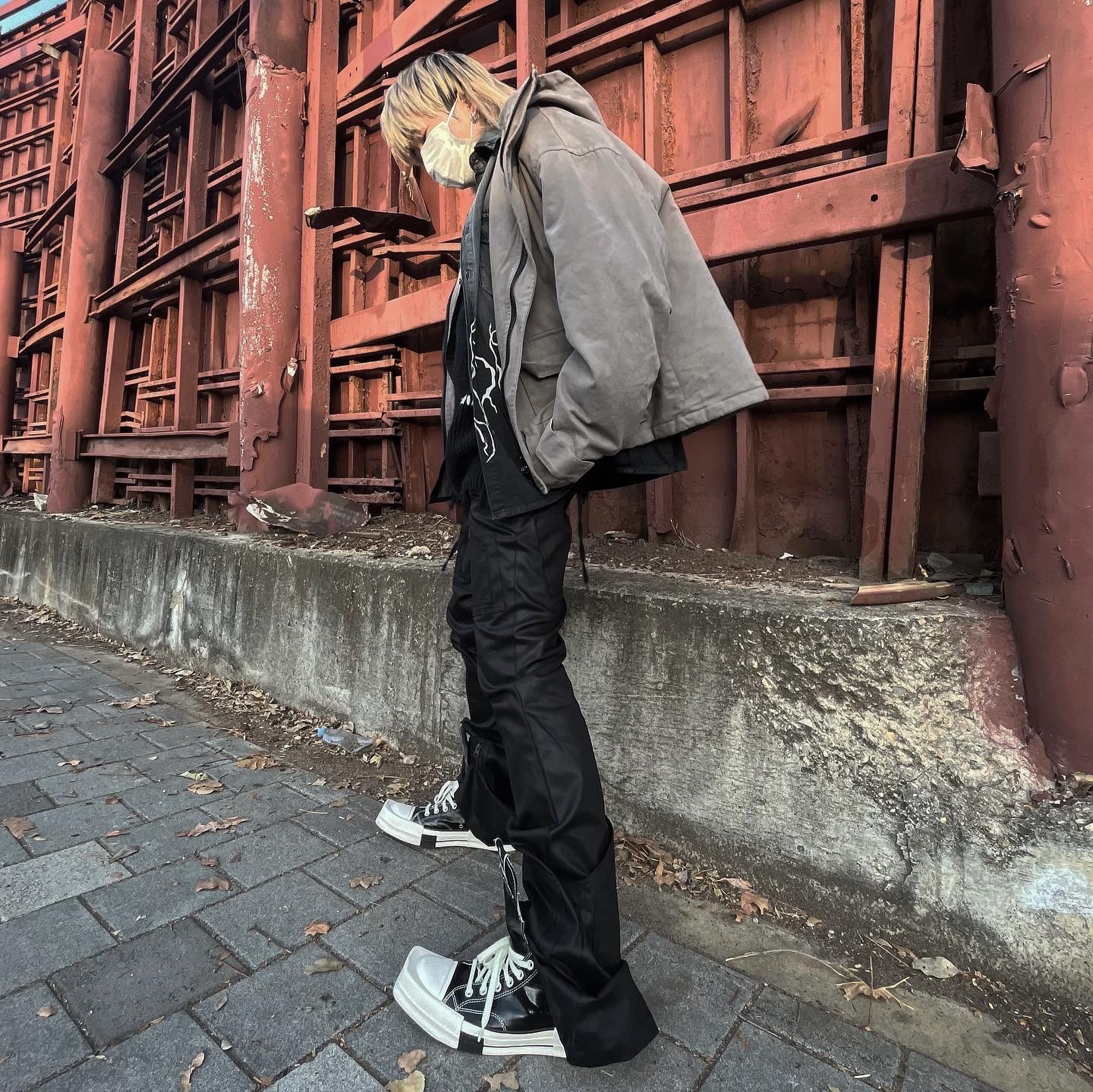 Converse x Drkshdw Turbodrk Chuck 70 Hi Black Lacquered Denim 착용 스타일 - 1