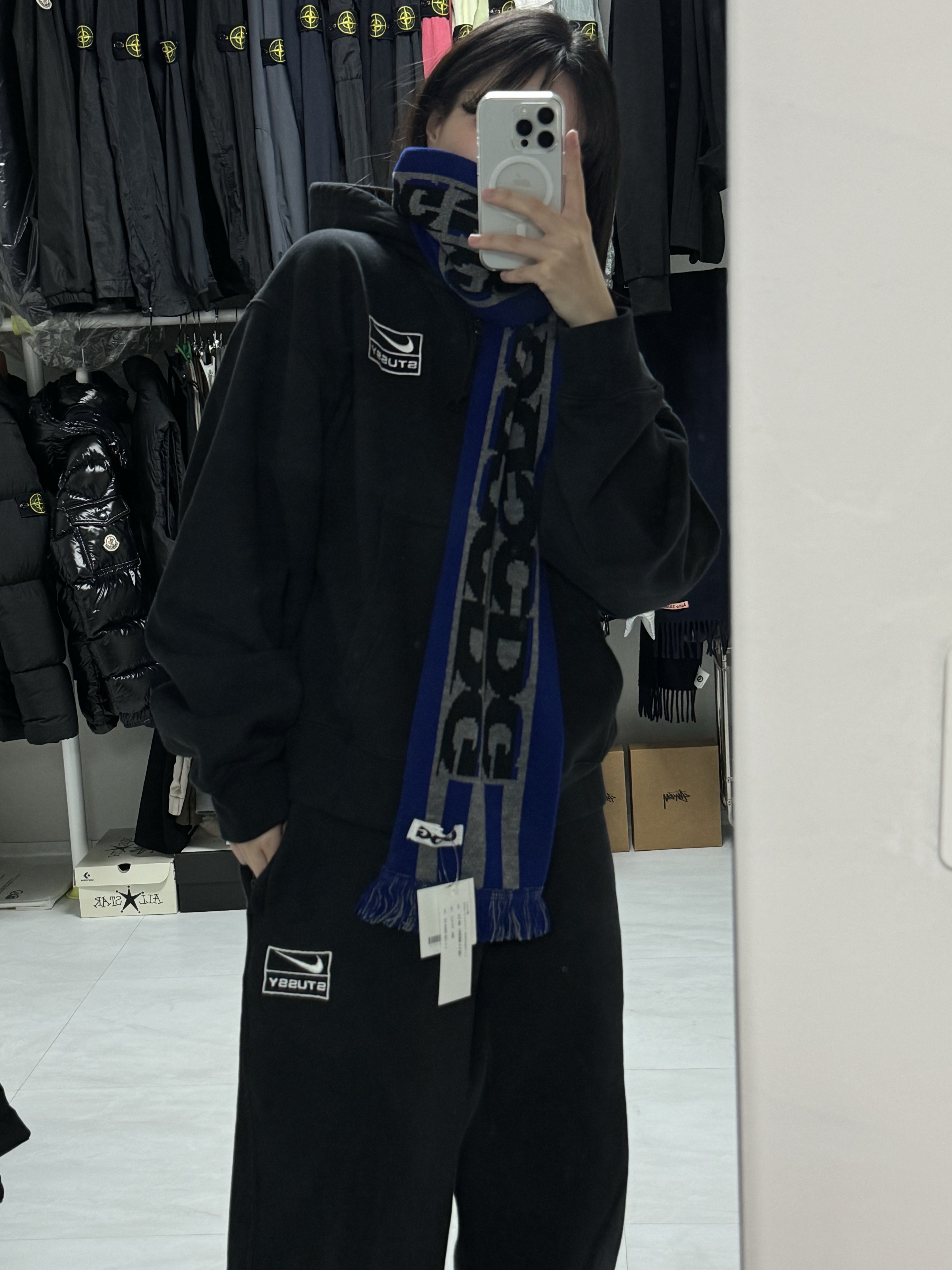 Nike x Stussy Full Zip Washed Fleece Hoodie Black (FJ9175-010), CDG Logo Check Muffler Blue 착용 스타일