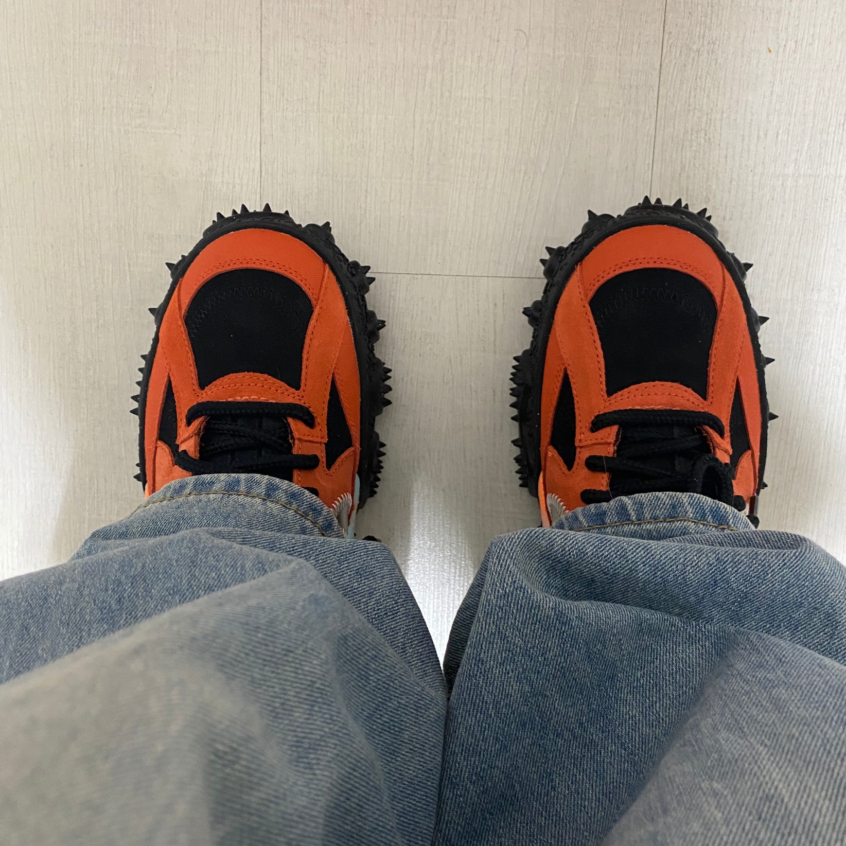 Nike x Off-White Terra Forma Mantra Orange 착용 스타일 - 2