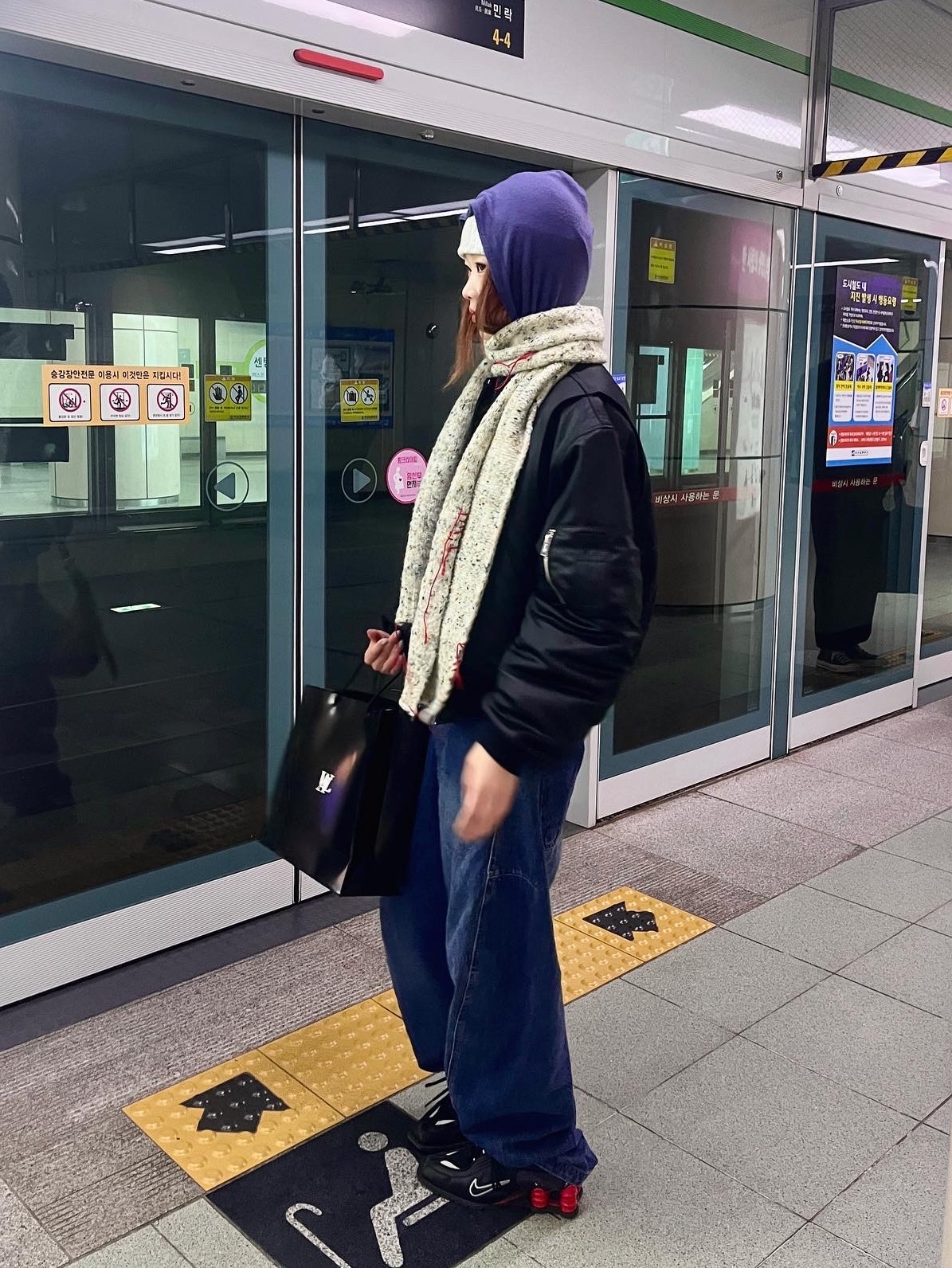 Nike x Martine Rose Shox MR4 Black, Maison Margiela Logo Stitch Muffler Black 착용 스타일 - 3