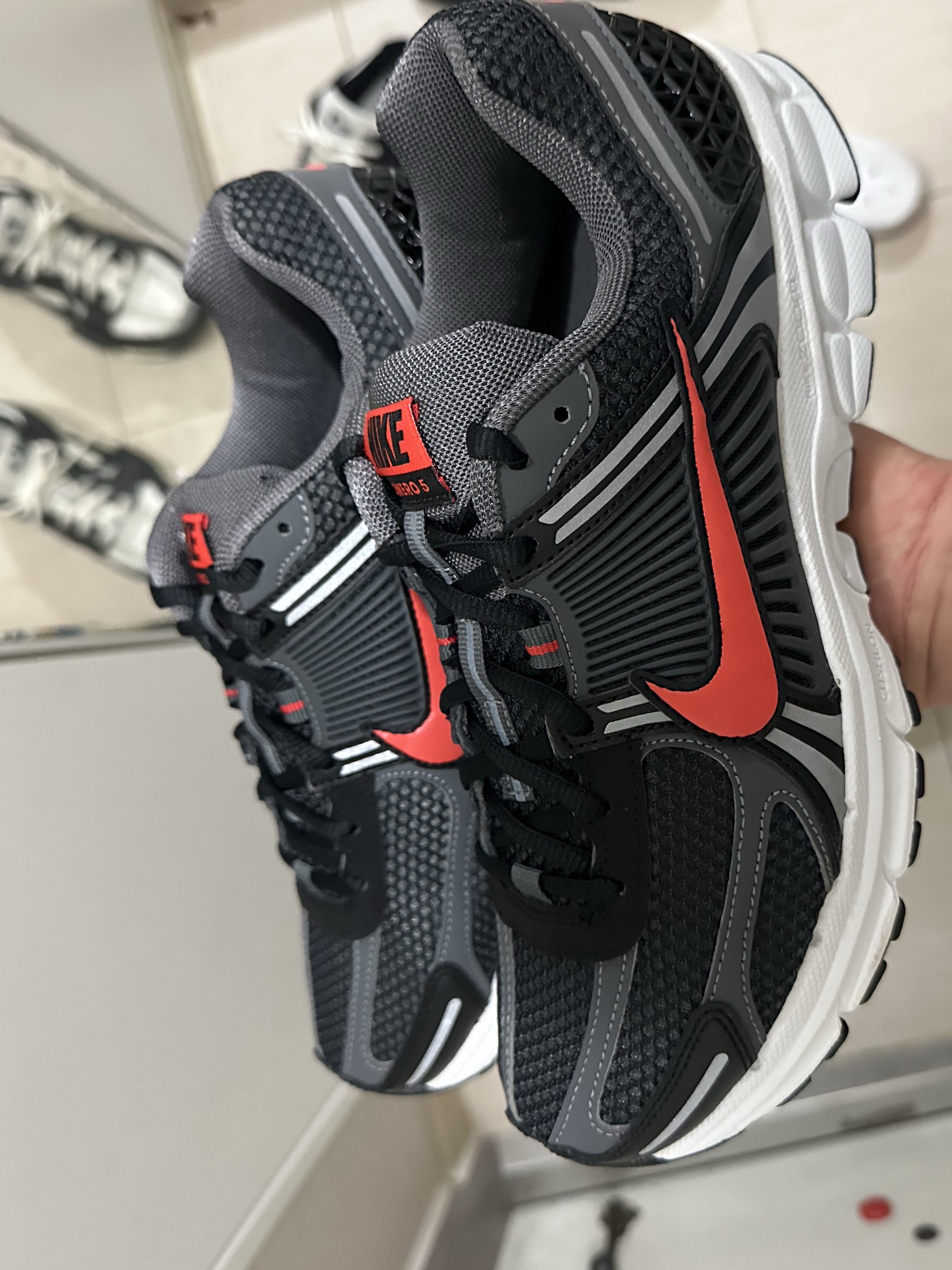 Nike Zoom Vomero 5 Black and Picante Red 착용 스타일