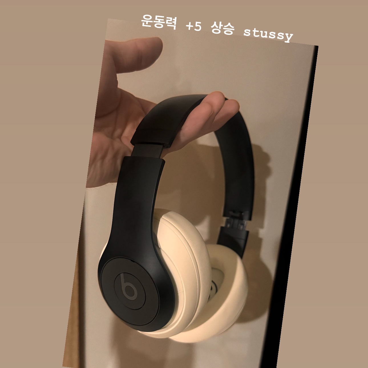 Stussy x Beats Studio Pro Wireless Headphone Black (Korean Ver.) 착용 스타일 - 1