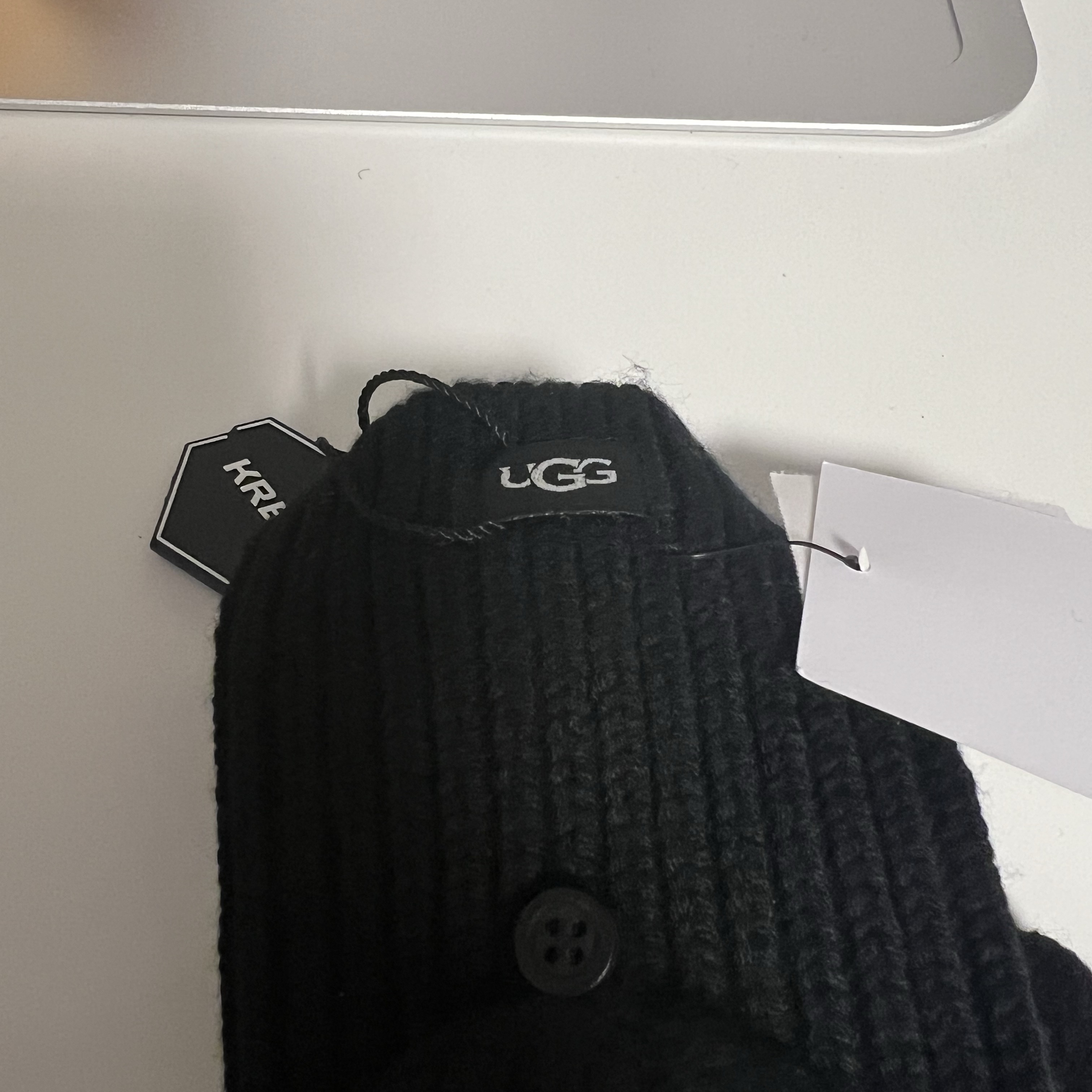 (W) UGG Cozy Knit Flip Mitten Black 착용 스타일 - 1