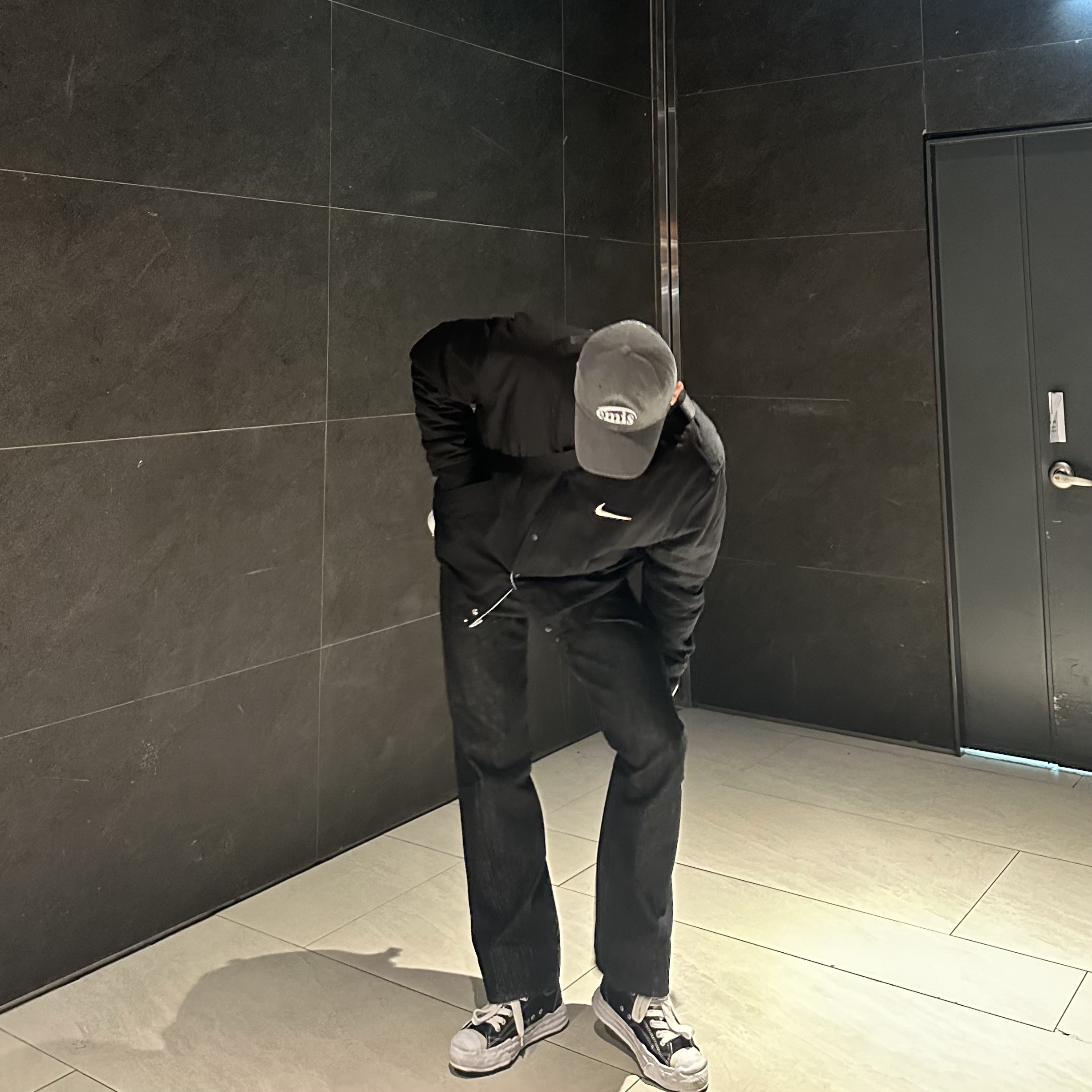 Maison Mihara Yasuhiro Hank OG Sole Canvas Low-top Sneakers Black, Nike x Stussy Reversible Jacket Black (FJ9153-010) 착용 스타일 - 3