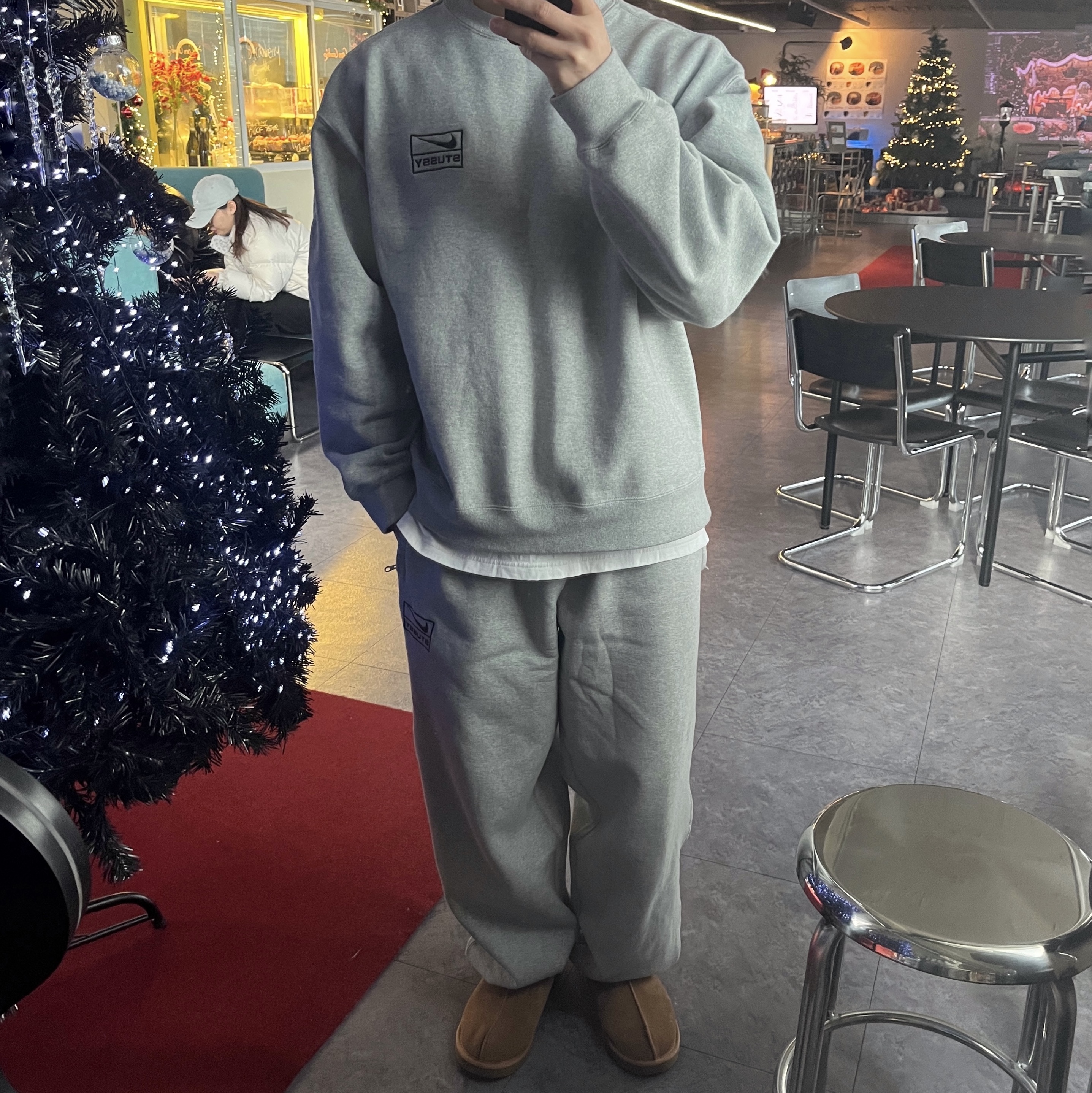 Nike x Stussy NRG Fleece Pants Dark Grey Heather (DO9340-063), Nike x Stussy NRG Fleece Crewneck Dark Grey Heather (DO9337-063) 착용 스타일