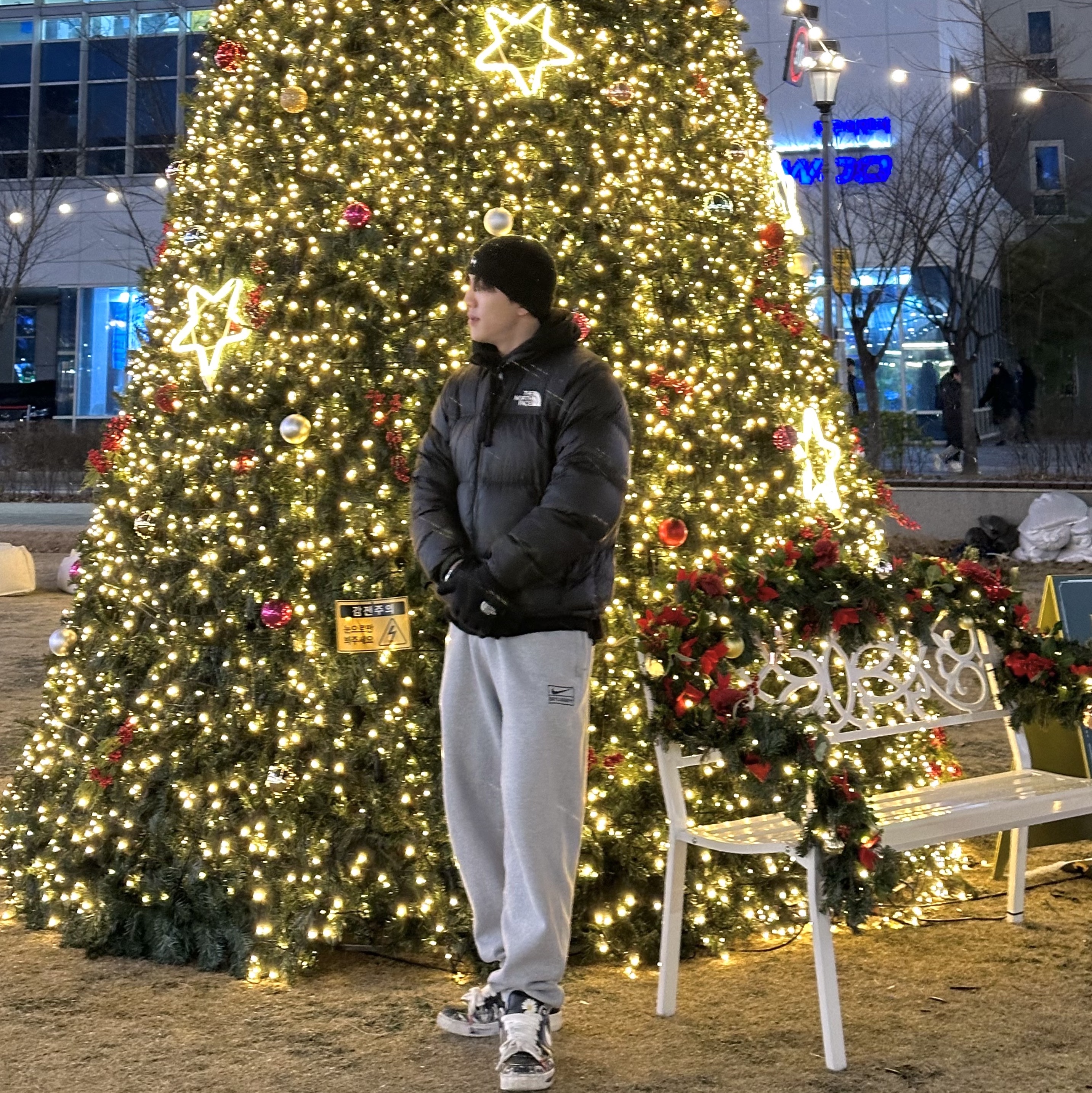 The North Face 1996 Eco Nuptse Jacket Black, Nike x Stussy NRG Fleece Pants Dark Grey Heather (DO9340-063) 착용 스타일 - 1