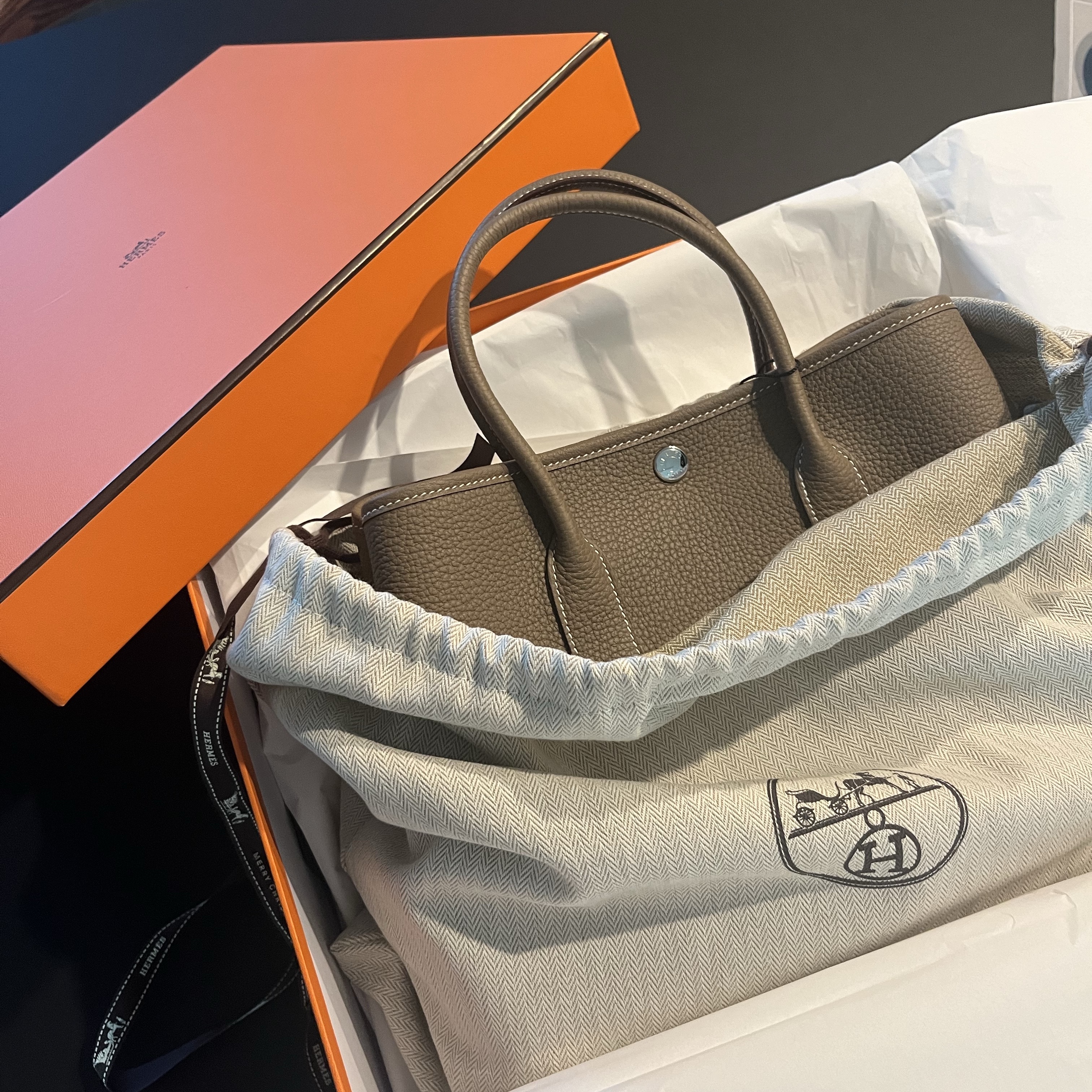 Hermes Garden Party 30 Bag Negonda & Palladium Etoupe 착용 스타일
