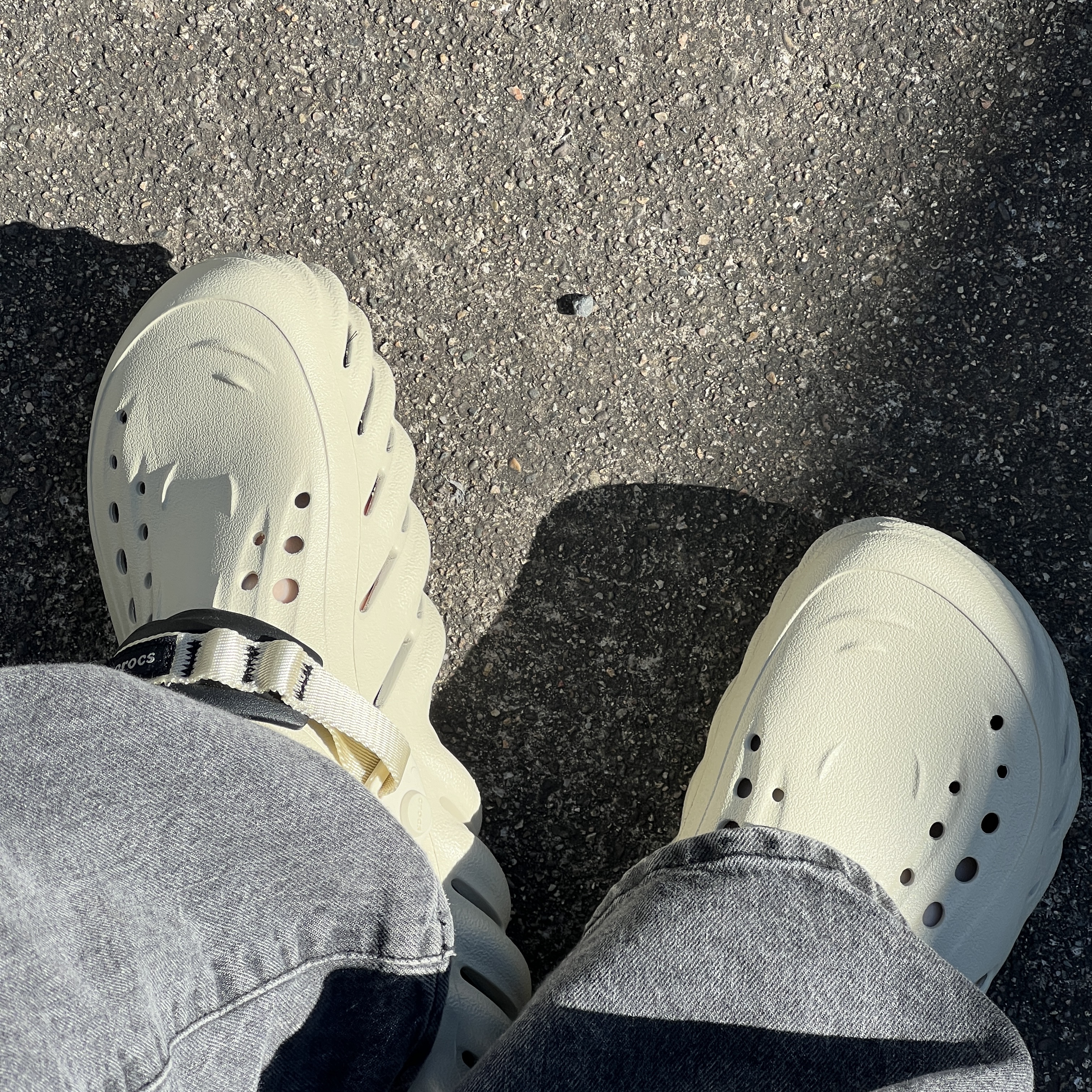 Crocs Echo Clog Bone Black 착용 스타일