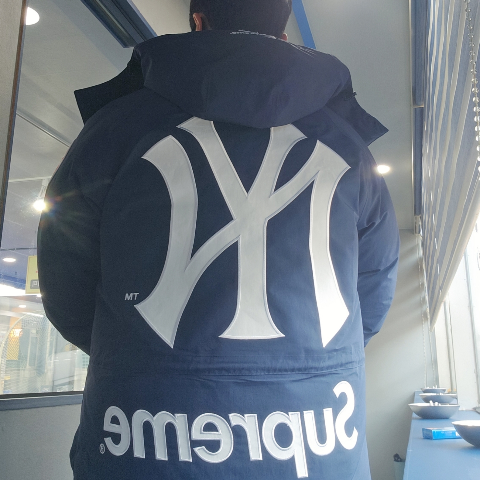 Supreme x New York Yankees Gore-Tex 700-Fill Down Jacket Navy - 21FW, Supreme Metal Lighter Holster - 19SS 착용 스타일 - 1