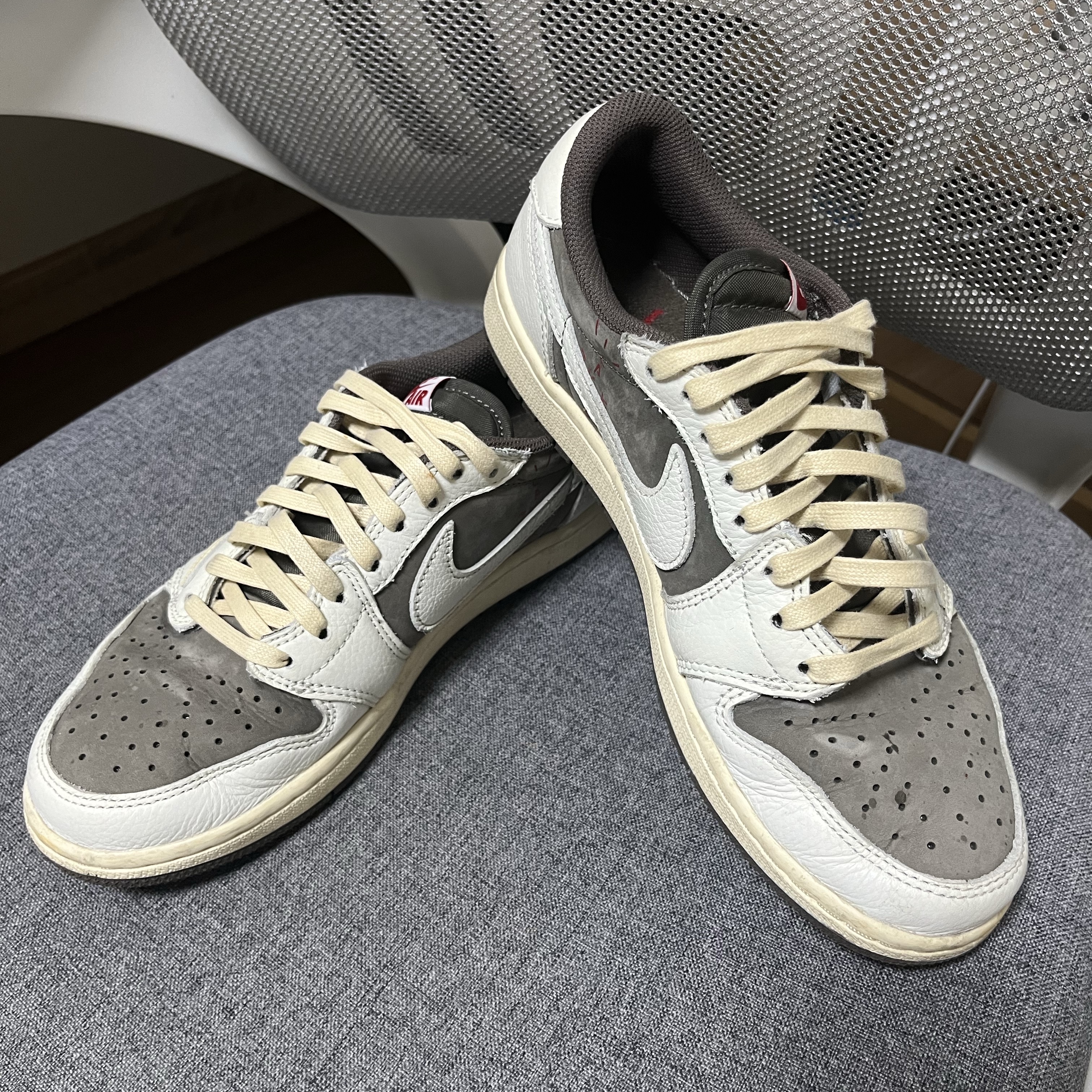 Jordan 1 x Travis Scott Retro Low OG SP Sail and Ridgerock 착용 스타일 - 1