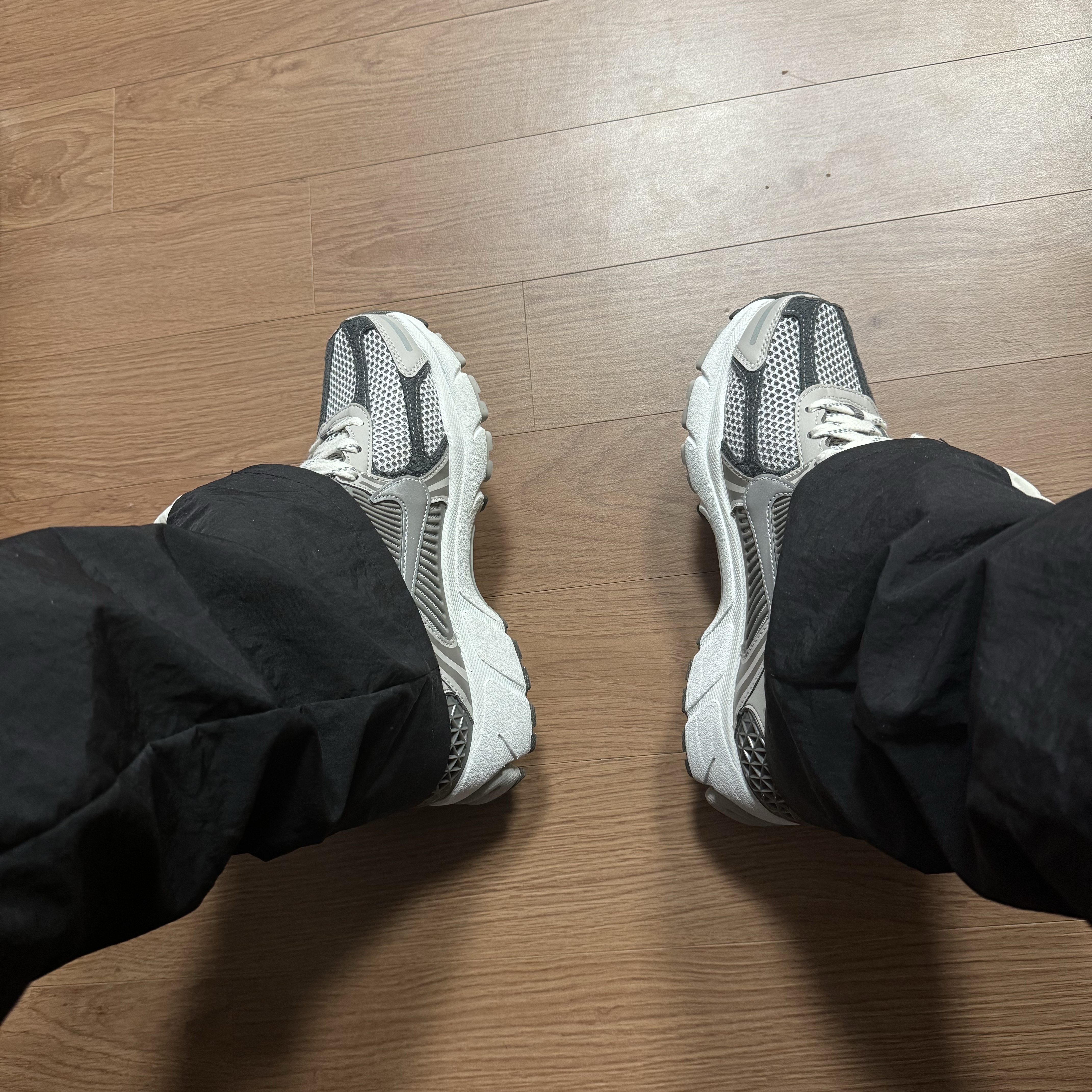 Nike Zoom Vomero 5 PRM Light Iron Ore and Flat Fewter 착용 스타일 - 1