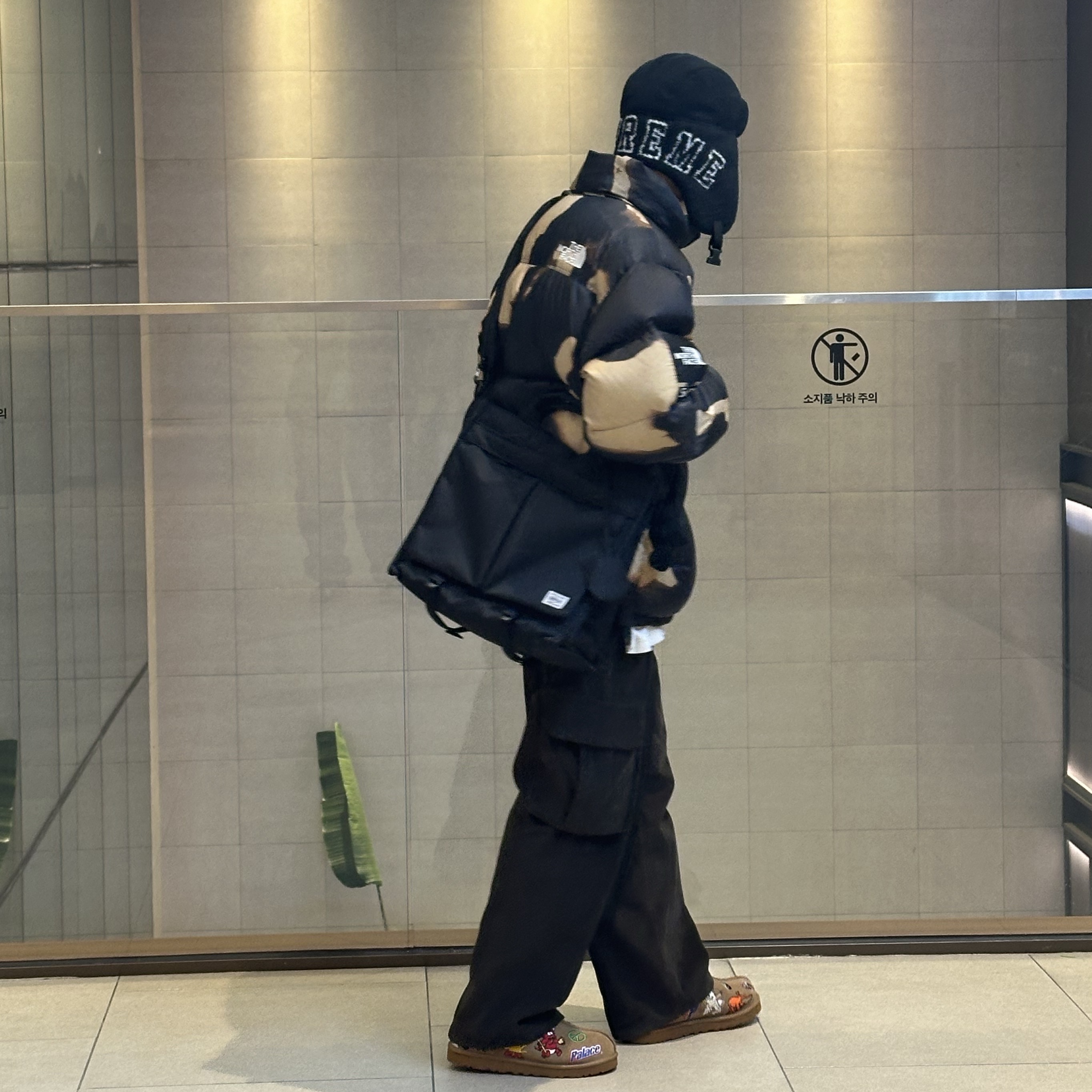 Supreme x The North Face Bleached Denim Print Nuptse Jacket Black - 21FW, UGG x Palace Tasman Slipper Chestnut 착용 스타일 - 2