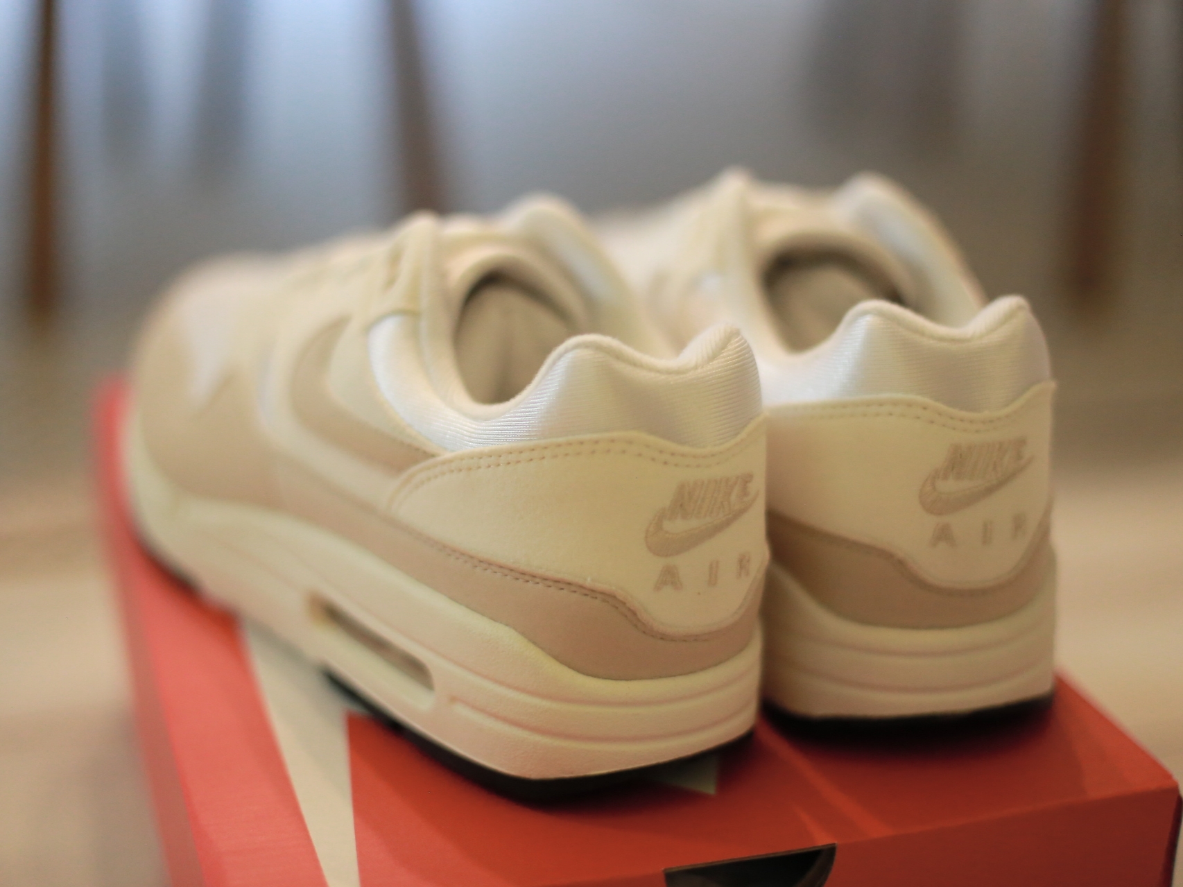 (W) Nike Air Max 1 Pale Ivory Sanddrift 착용 스타일 - 3