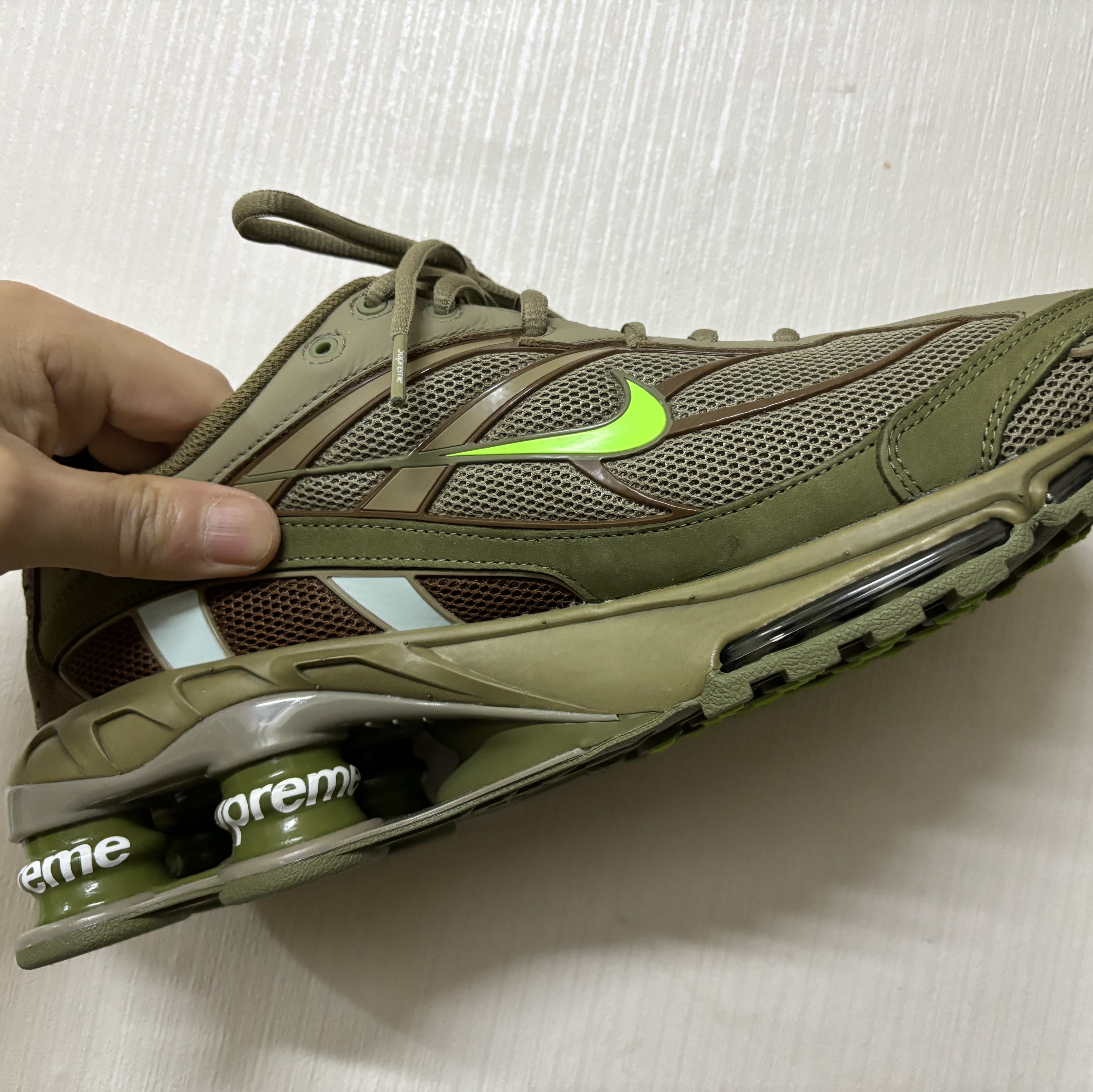 Nike x Supreme Shox Ride 2 SP Neutral Olive, Nike x Supreme Shox Ride 2 SP Black 착용 스타일 - 2
