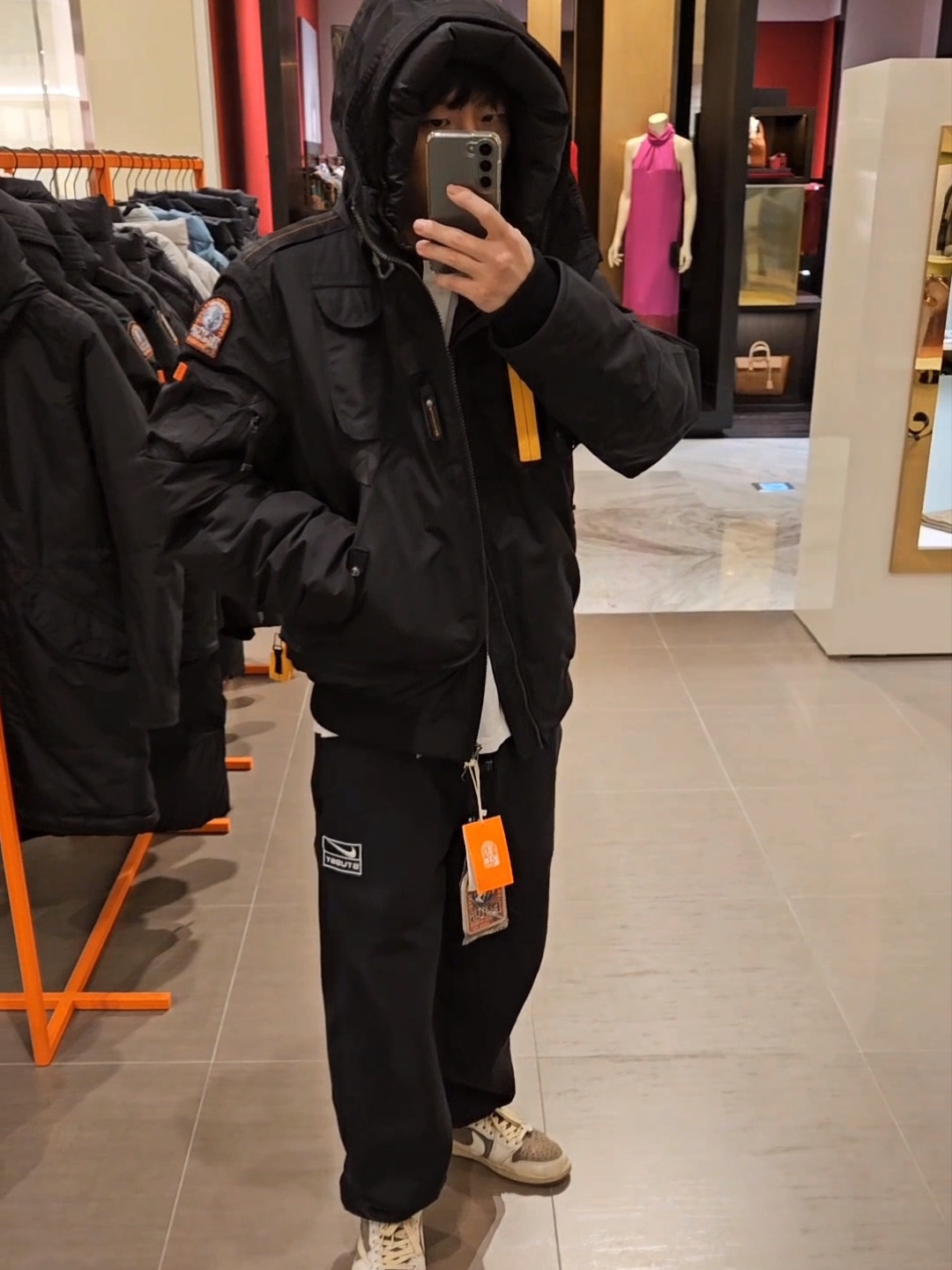 Jordan 1 x Travis Scott Retro Low OG SP Sail and Ridgerock, ParaJumpers Gobi Short Jacket Black - 23FW 착용 스타일