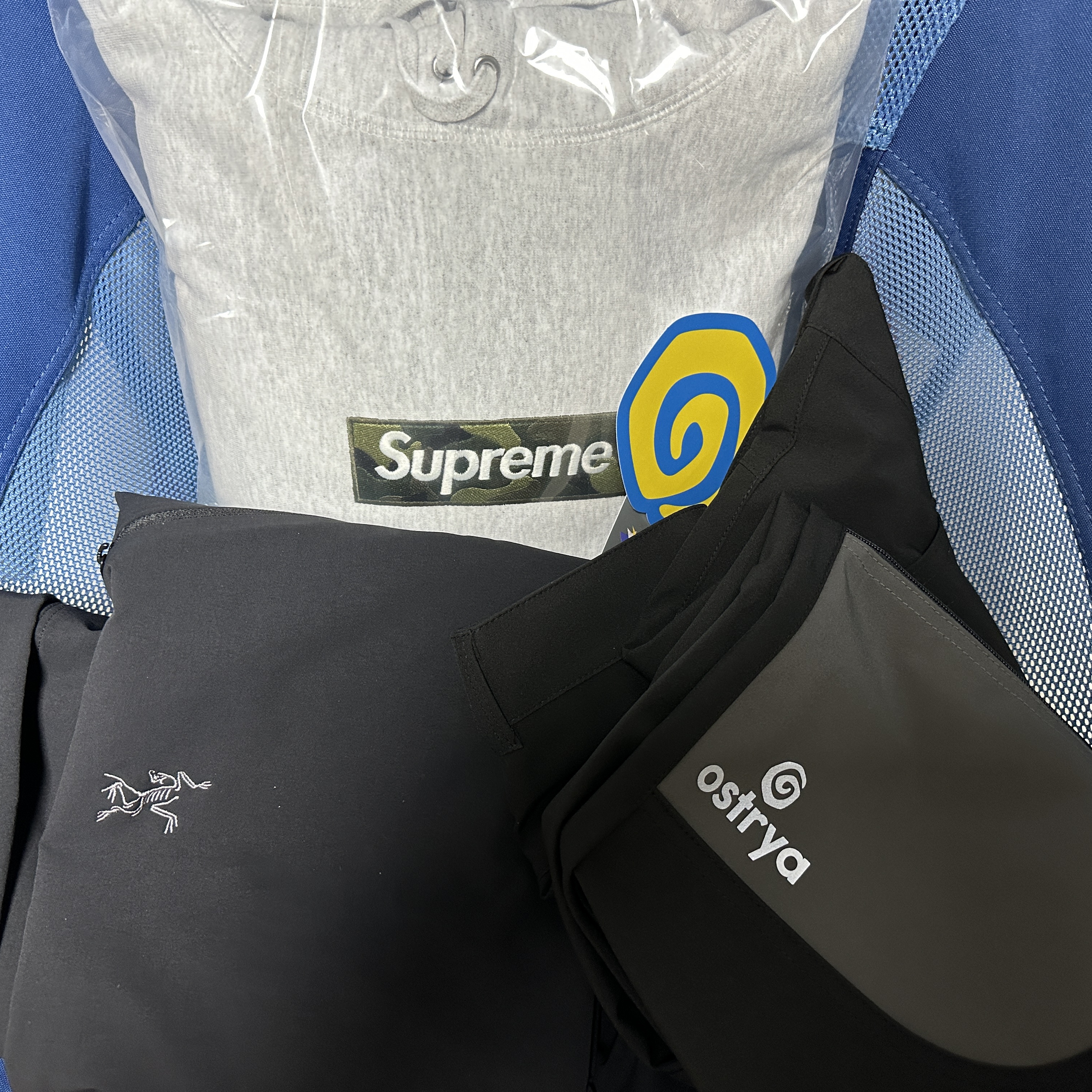 Supreme Box Logo Hooded Sweatshirt Ash Grey - 23FW, Arc'teryx Gamma AR Pants Black 착용 스타일