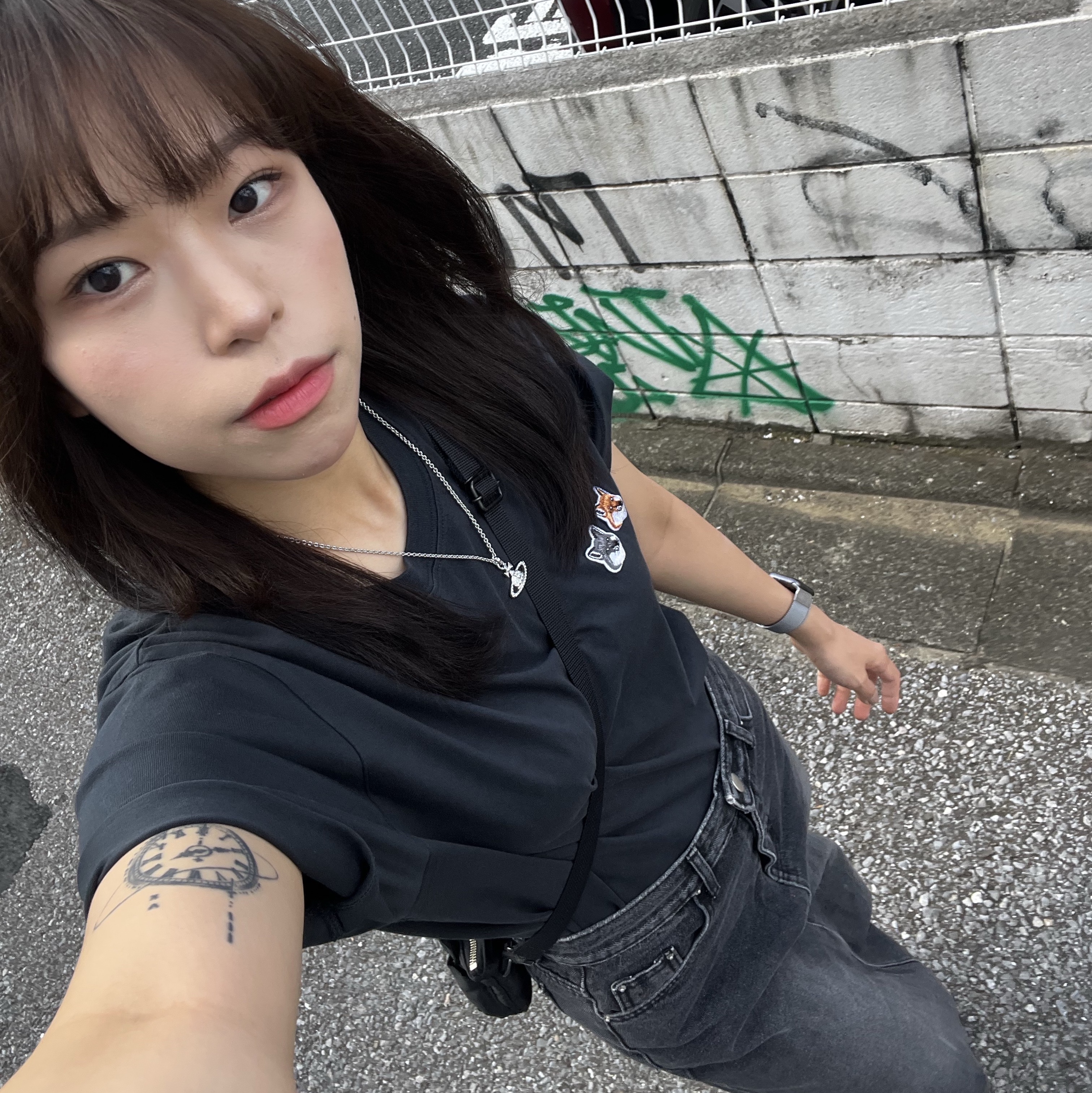Maison Kitsune Double Fox Head Patch Classic T-Shirt Anthracite 착용 스타일 - 2