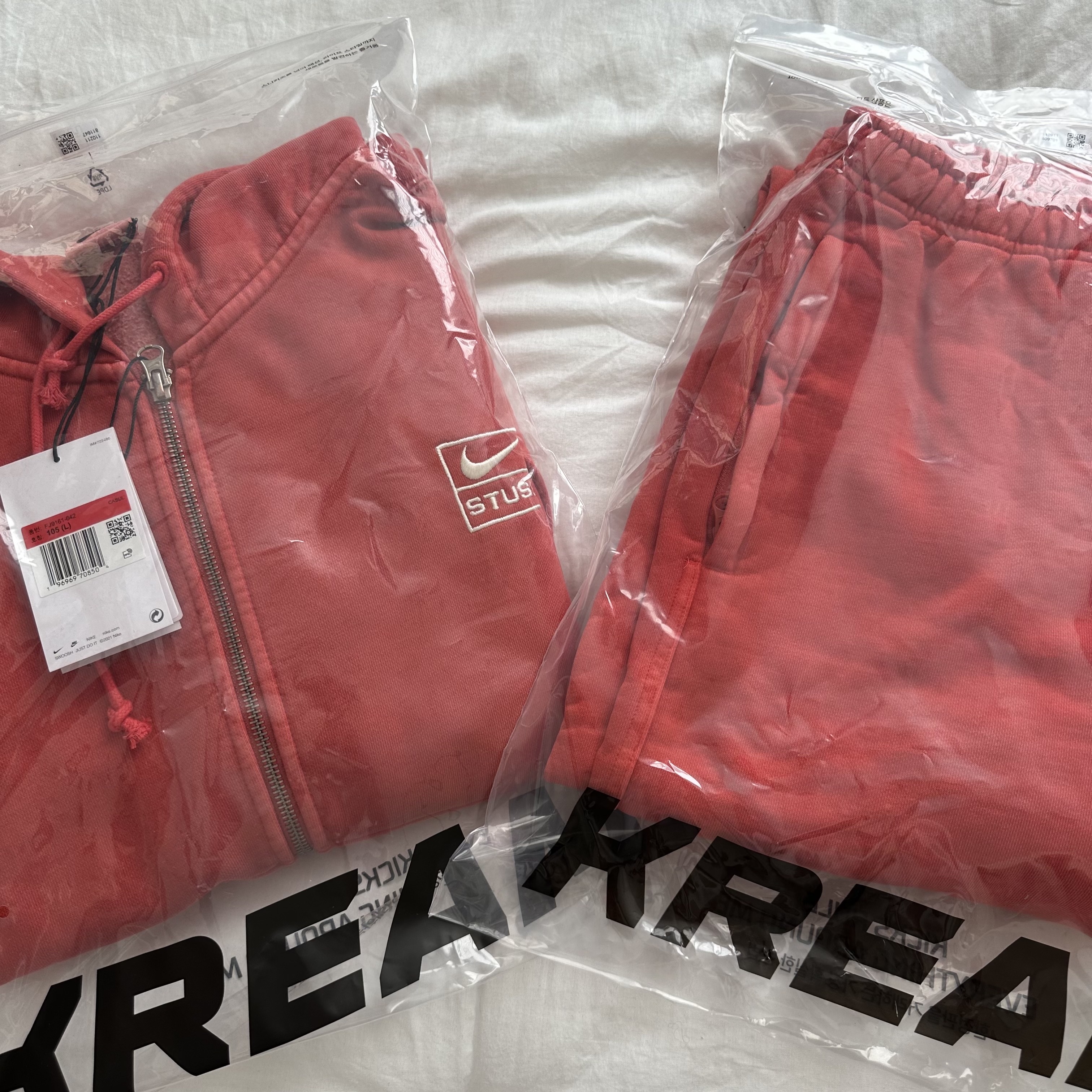 Nike x Stussy Pigment Dyed Fleece Pants Habanero Red (FJ9157-642), Nike x Stussy Full Zip Pigment Dyed Fleece Hoodie Habanero Red (FJ9161-642) 착용 스타일