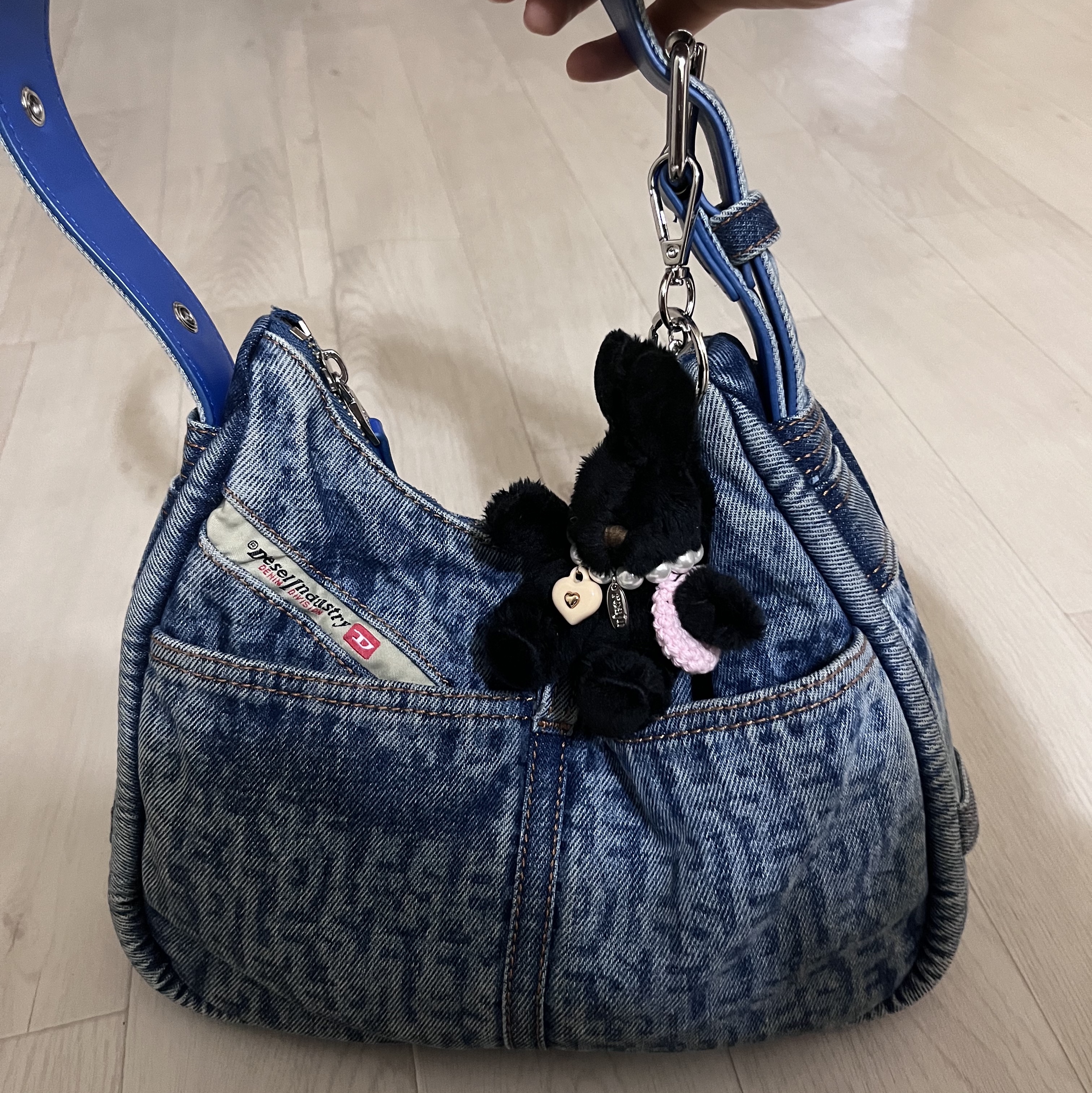 Diesel Ile Hobo Bag in Monogram Denim Blue 착용 스타일 - 2