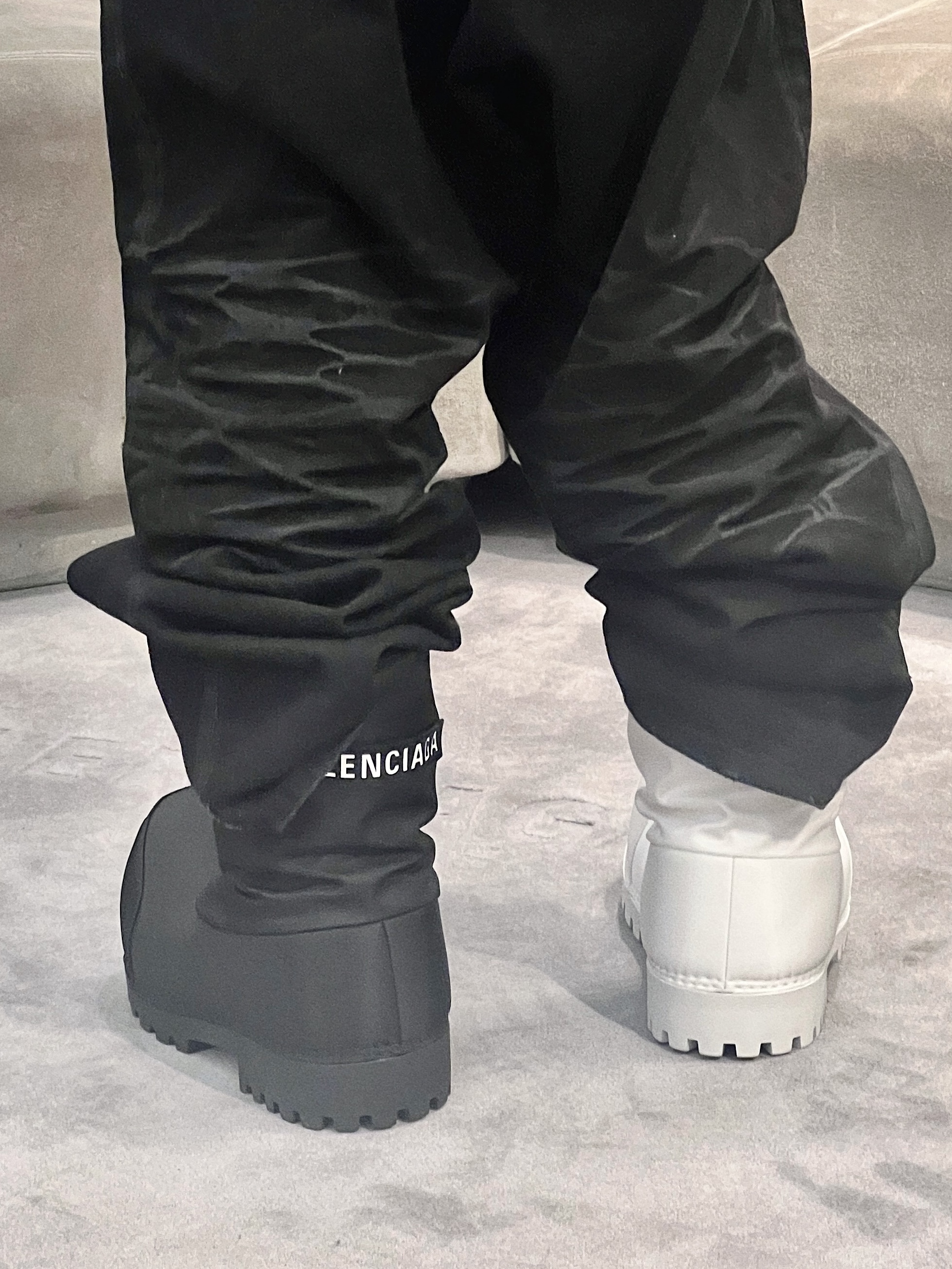 Balenciaga Skiwear Alaska Nylon Low Boot Black, (W) Balenciaga Skiwear Alaska Nylon Low Boot White 착용 스타일 - 3