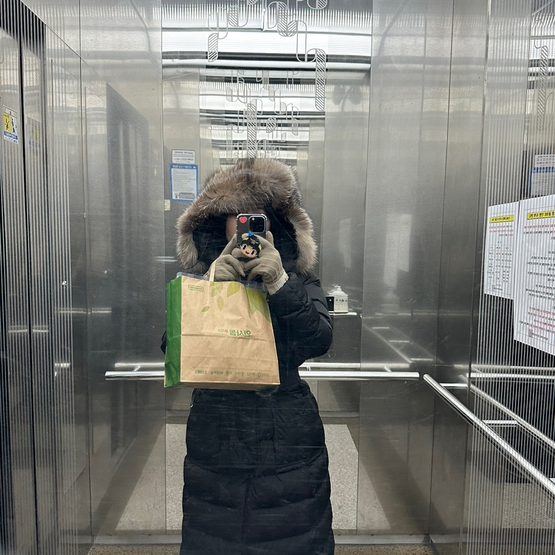 (W) Moncler Khloe Long Down Jacket Black - 23FW 착용 스타일