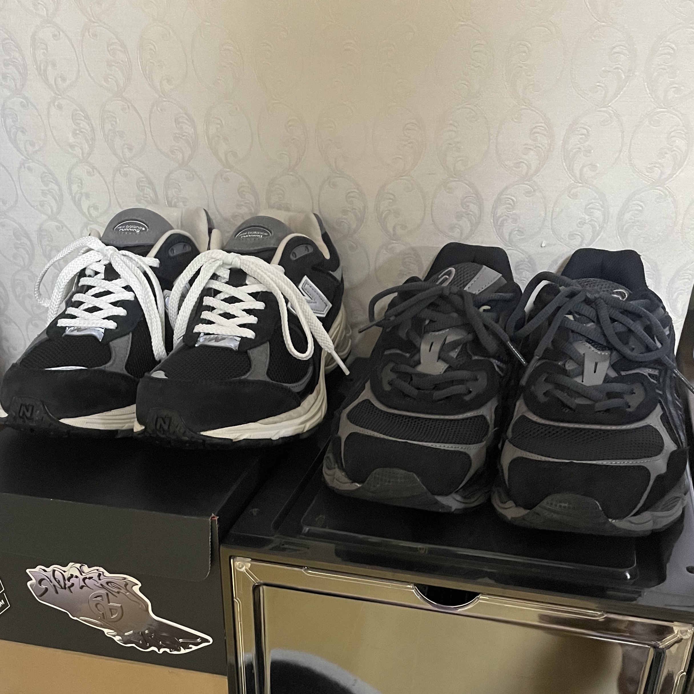New Balance 2002R Premium Vintage Black, Asics Gel-NYC Graphite Grey Black 착용 스타일