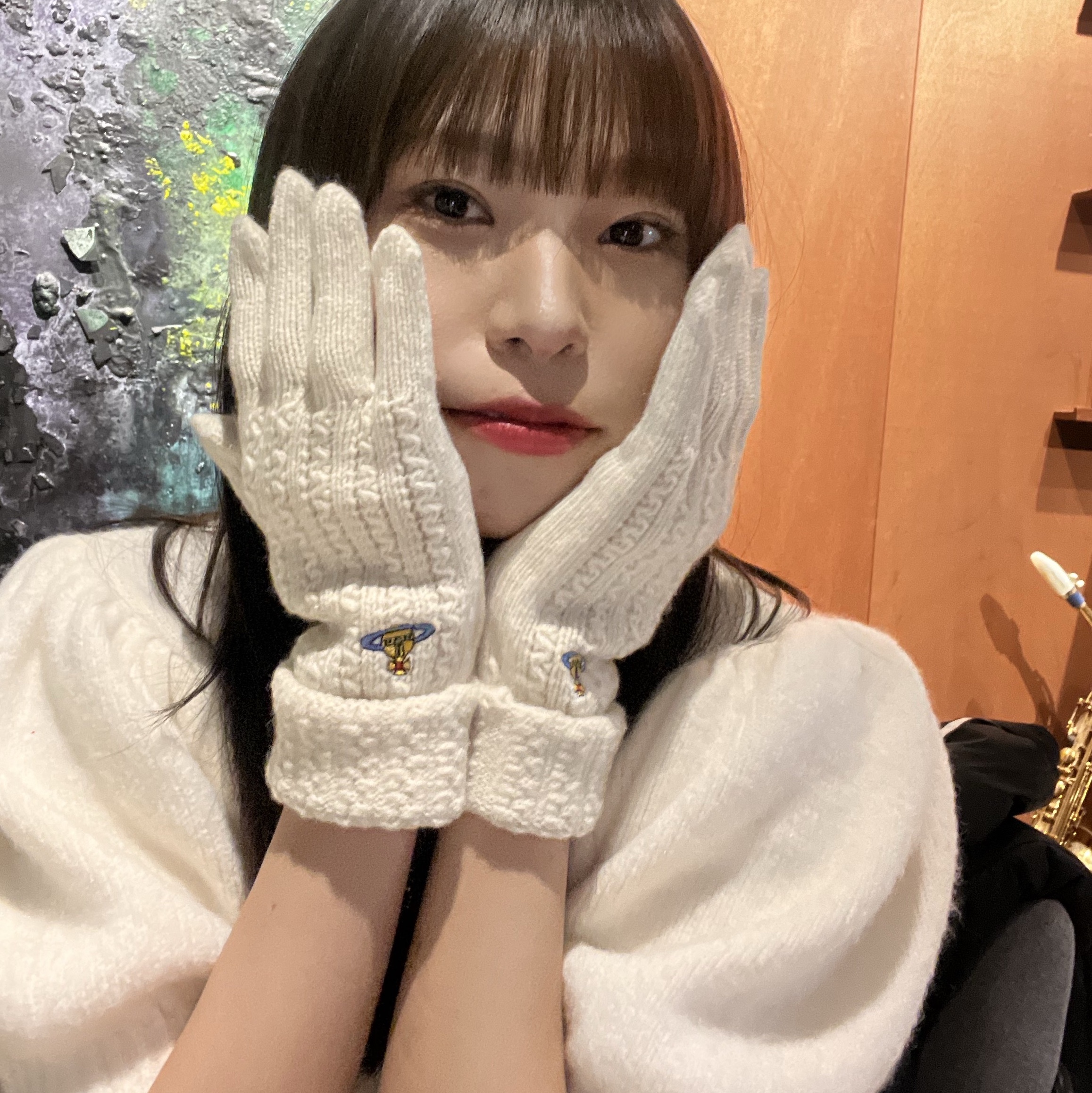 (W) Vivienne Westwood Orb Logo Embroidery Cashmere Wool Gloves Off White 착용 스타일