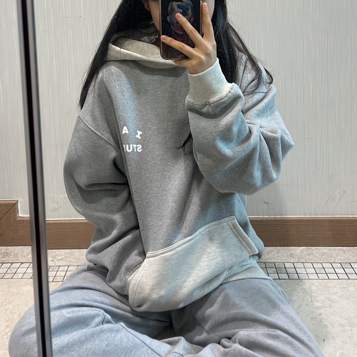 IAB Studio Hoodie Dual Gray 착용 스타일