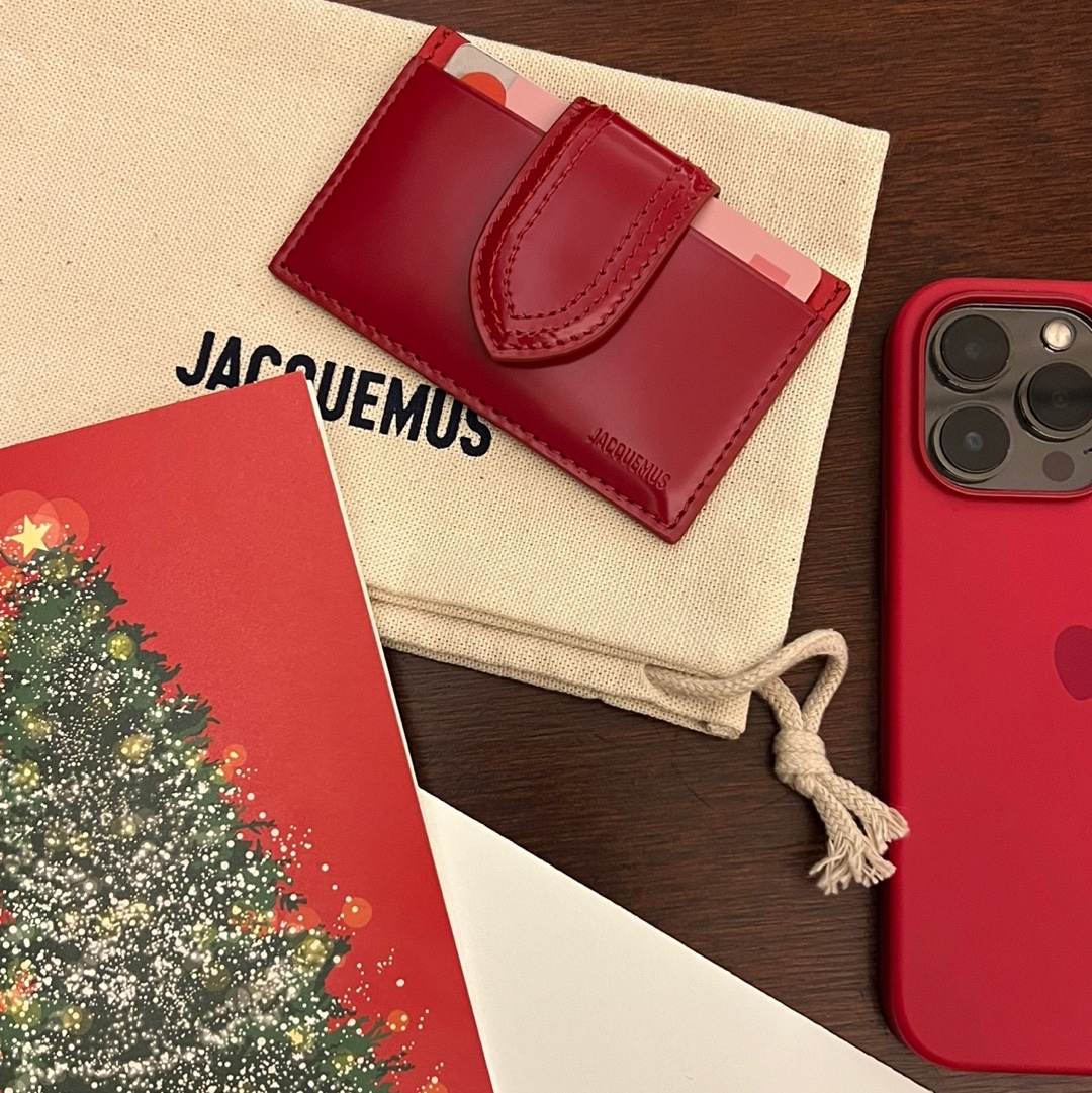 Apple iPhone 13 Silicone Case with MagSafe Product Red, Jacquemus Le Porte Carte Bambino Flap Coin Purse Red 착용 스타일