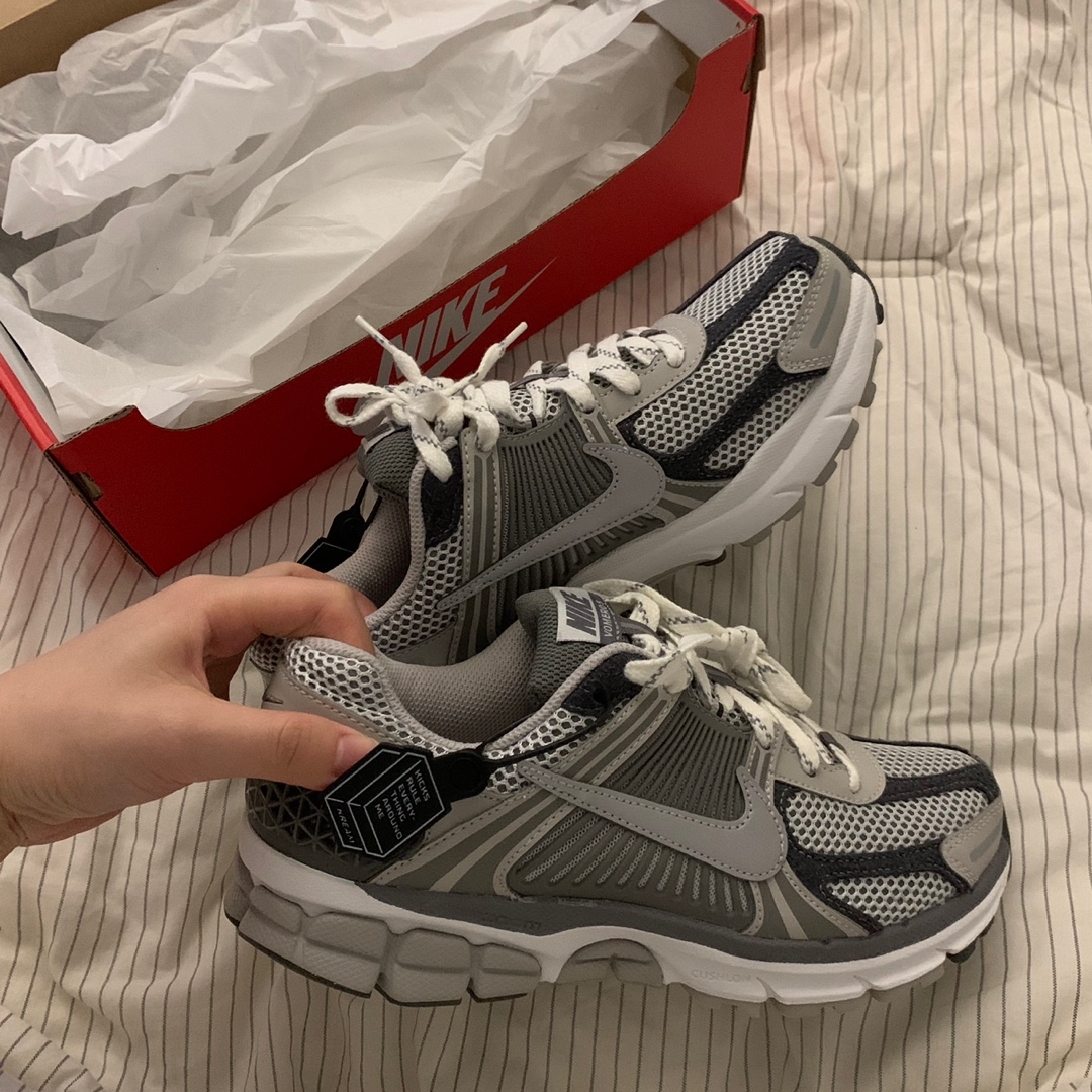 Nike Zoom Vomero 5 PRM Light Iron Ore and Flat Fewter 착용 스타일 - 2