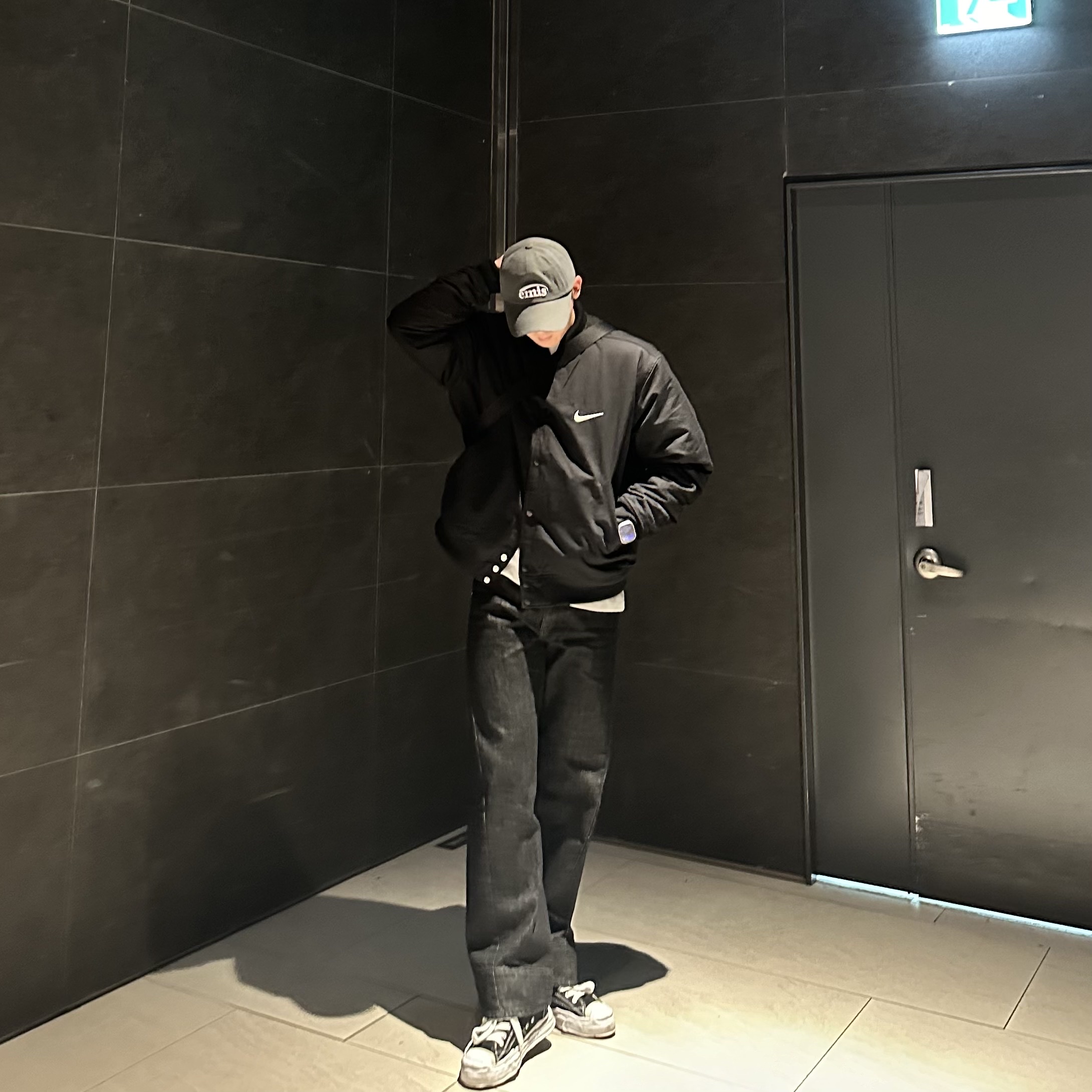 Maison Mihara Yasuhiro Hank OG Sole Canvas Low-top Sneakers Black, Nike x Stussy Reversible Jacket Black (FJ9153-010) 착용 스타일 - 1