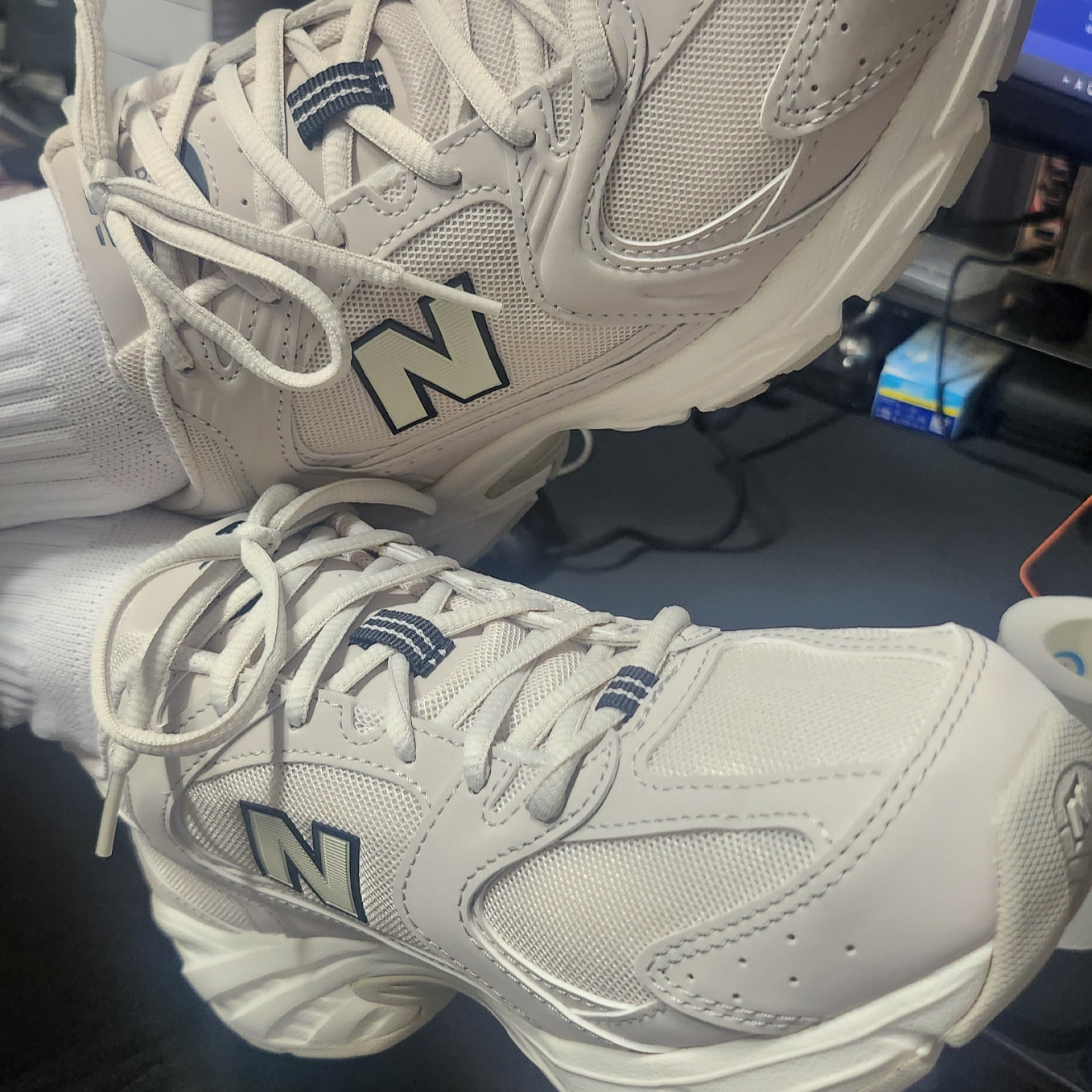 New Balance 530 Ivory 착용 스타일 - 1