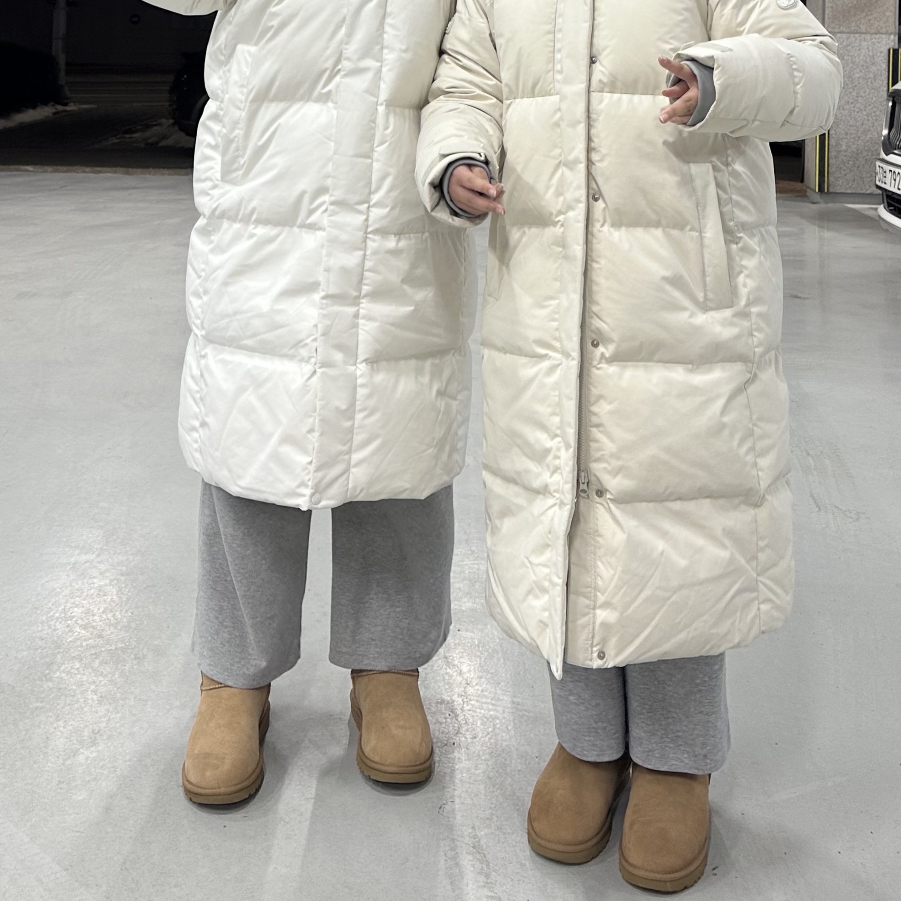 (W) UGG Classic Mini II Boots Chestnut, (W) Discovery Expedition Lester G RDS Small Logo Goose Long Down Jacket White 착용 스타일