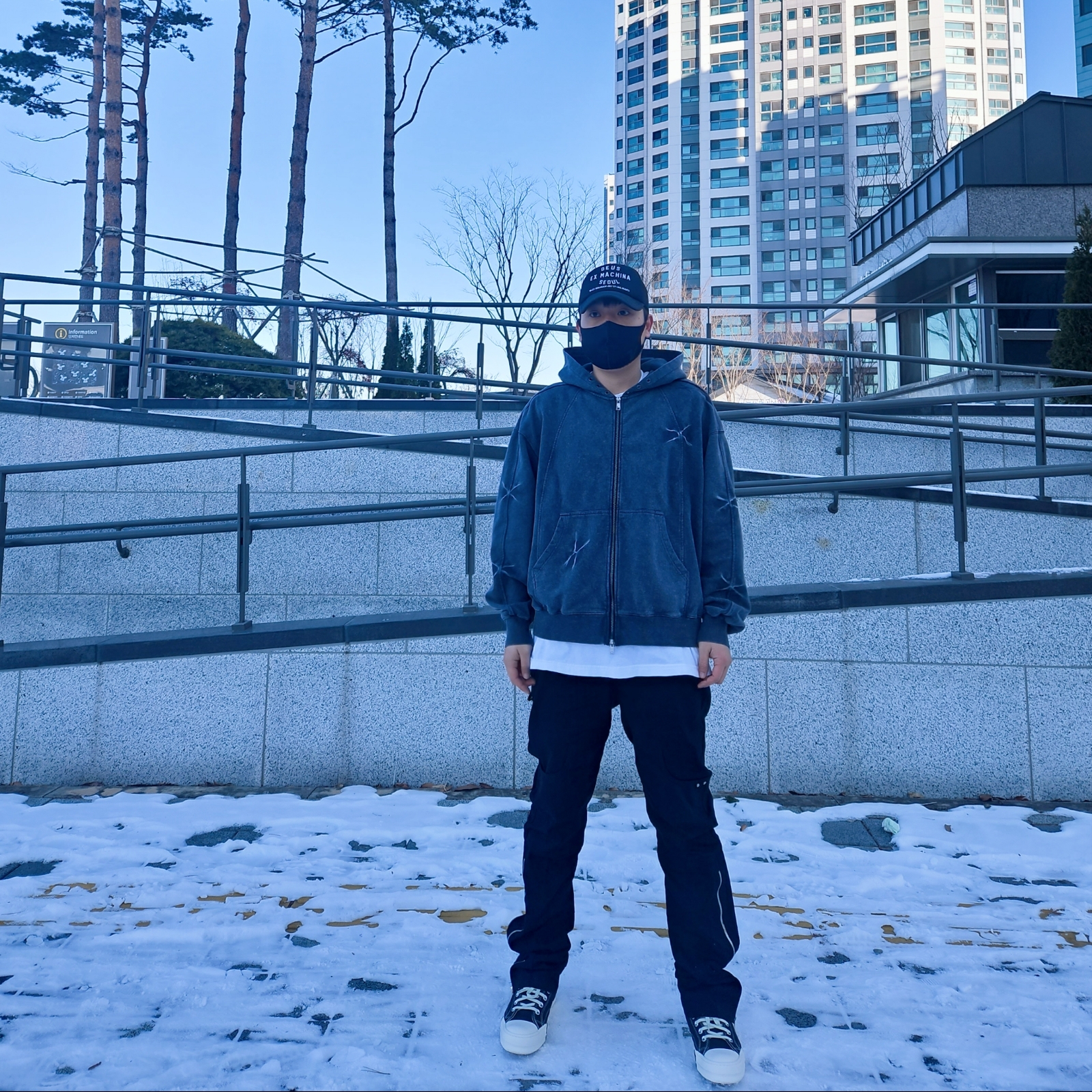 컨버스 x 다크쉐도우 다크스타 척 70 로우 블랙, 데우스 엑스 마키나 서울 어드레스 트러커 캡 블랙 착용 스타일 - 1