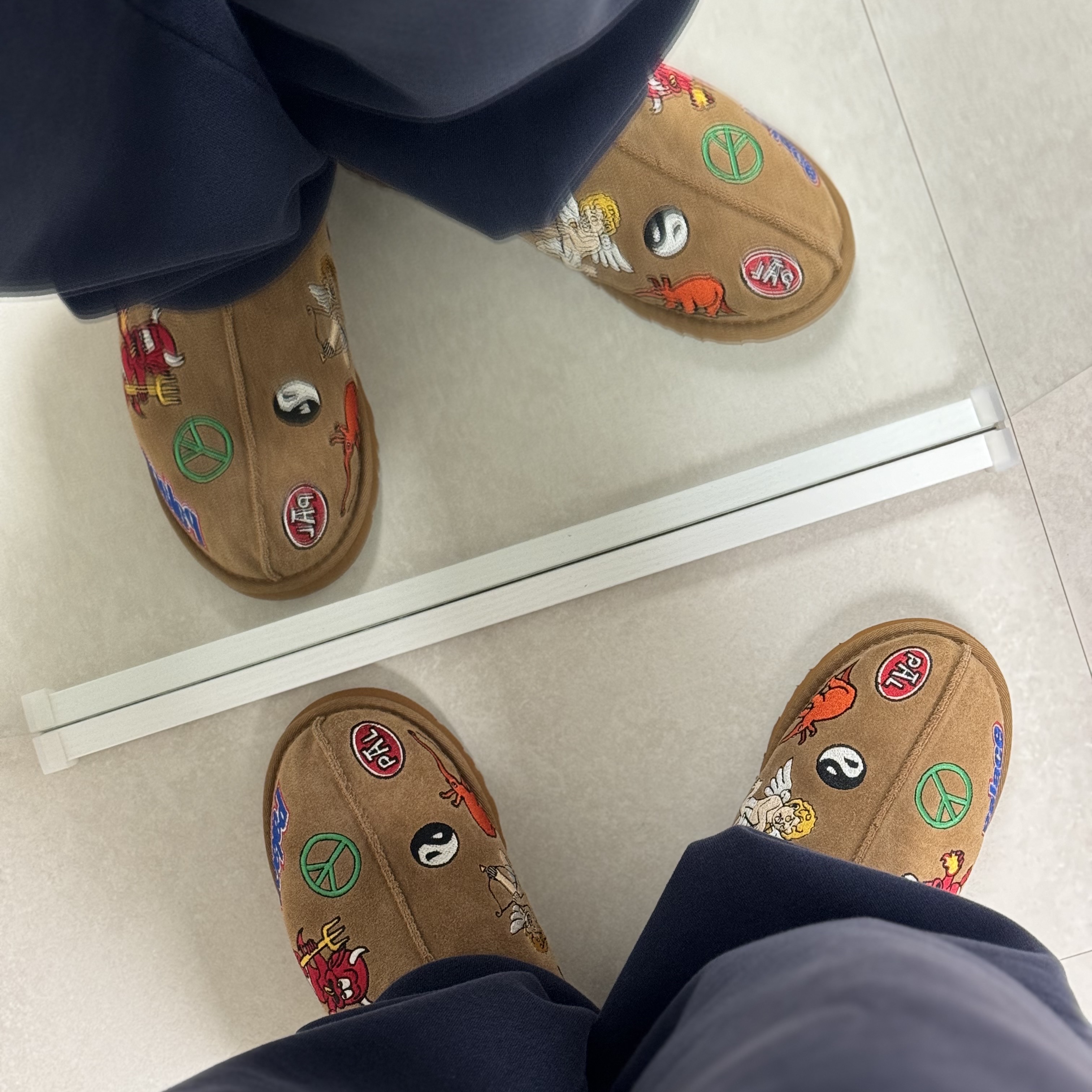 UGG x Palace Tasman Slipper Chestnut 착용 스타일