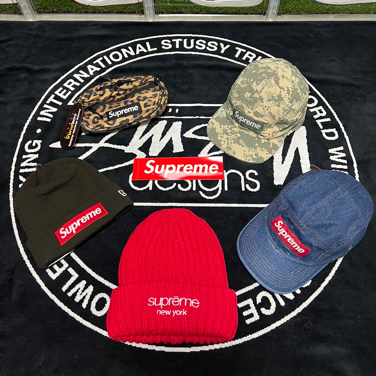 Supreme Washed Chino Twill Camp Cap Denim - 22FW, Supreme Waist Bag Leopard - 20FW 착용 스타일