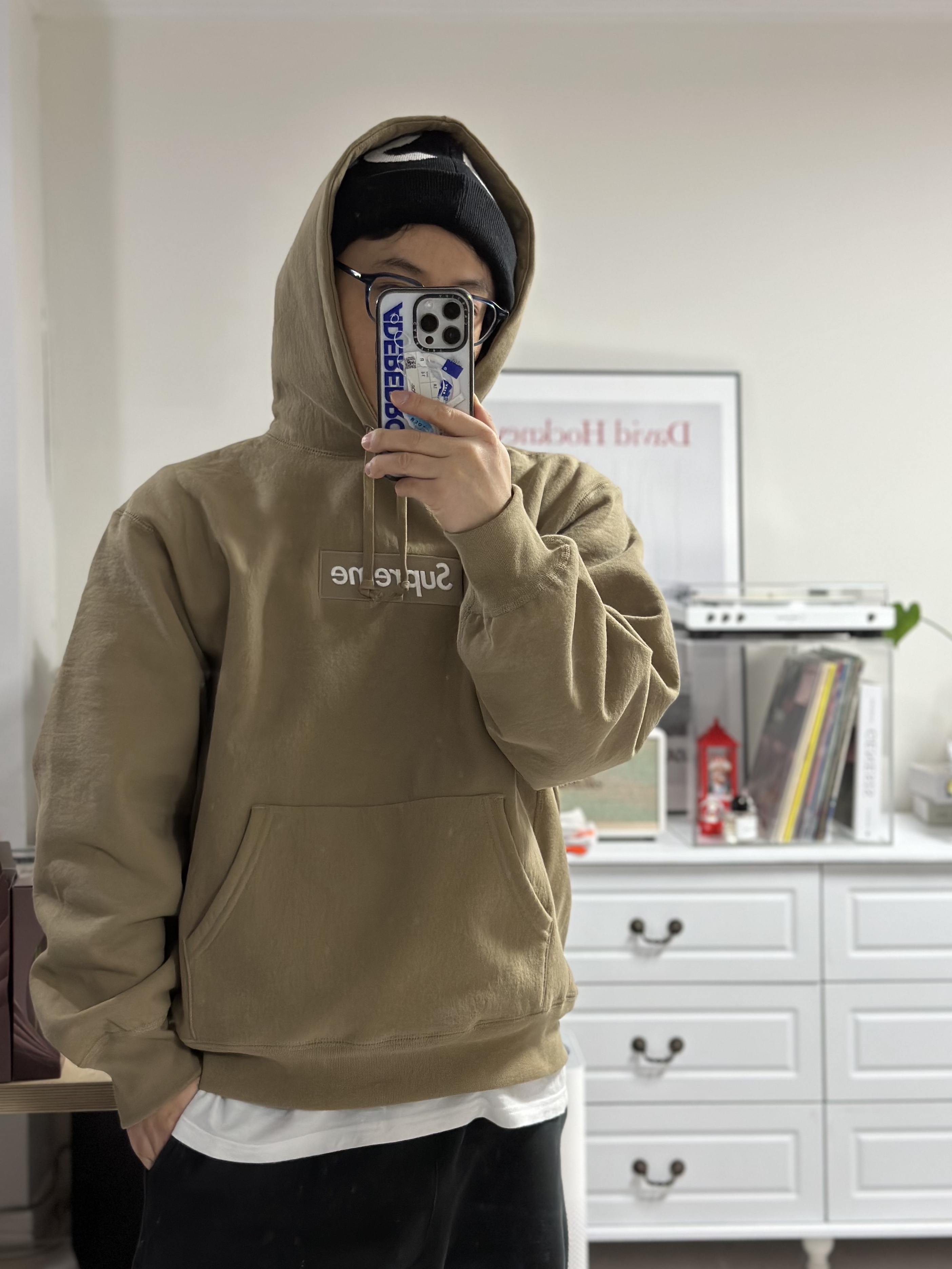 Supreme Box Logo Hooded Sweatshirt Dark Sand - 23FW, Supreme Big Logo Beanie Black 착용 스타일