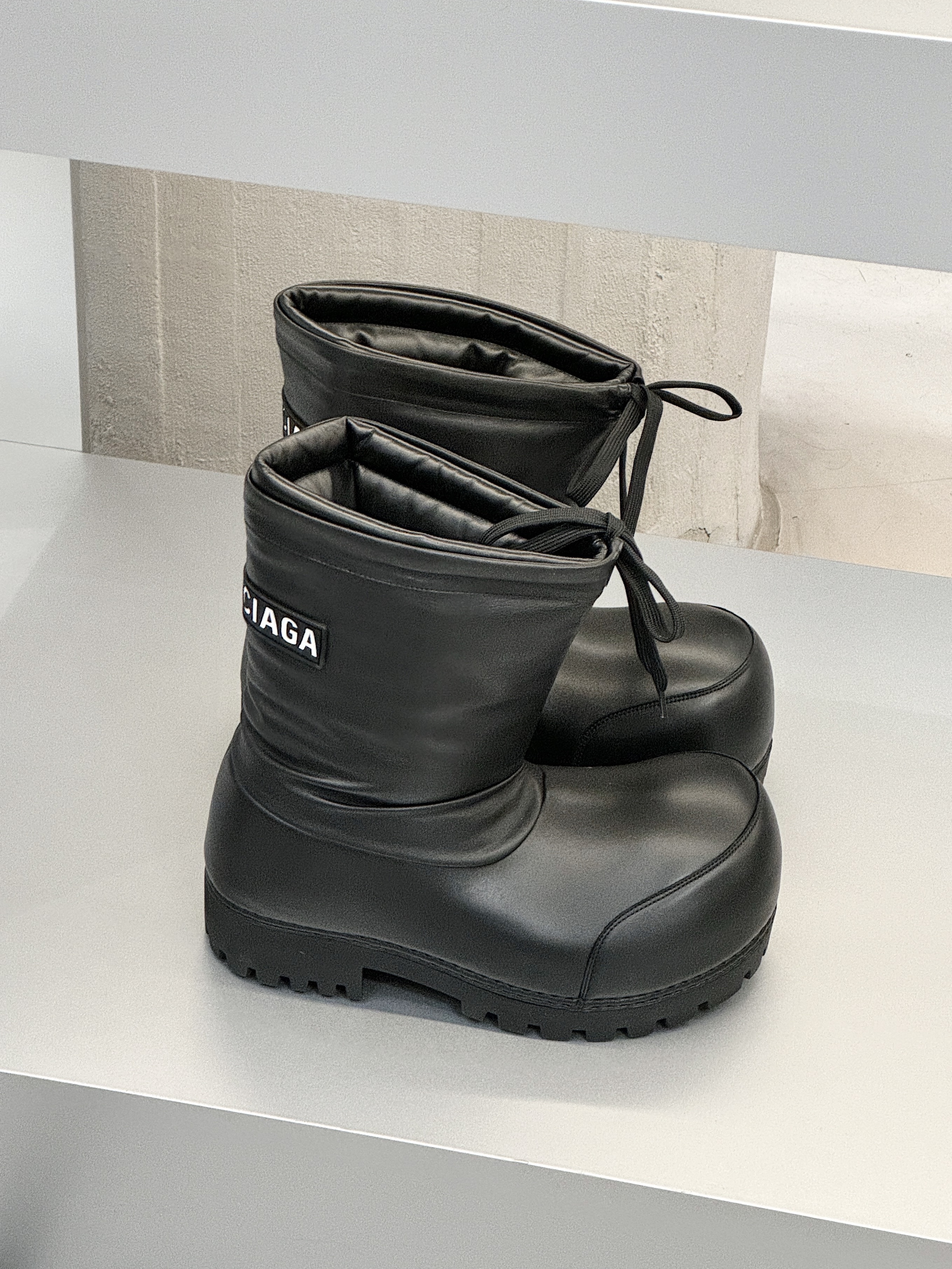 Balenciaga Skiwear Alaska Nylon Low Boot Black, (W) Balenciaga Skiwear Alaska Nylon Low Boot White 착용 스타일 - 6