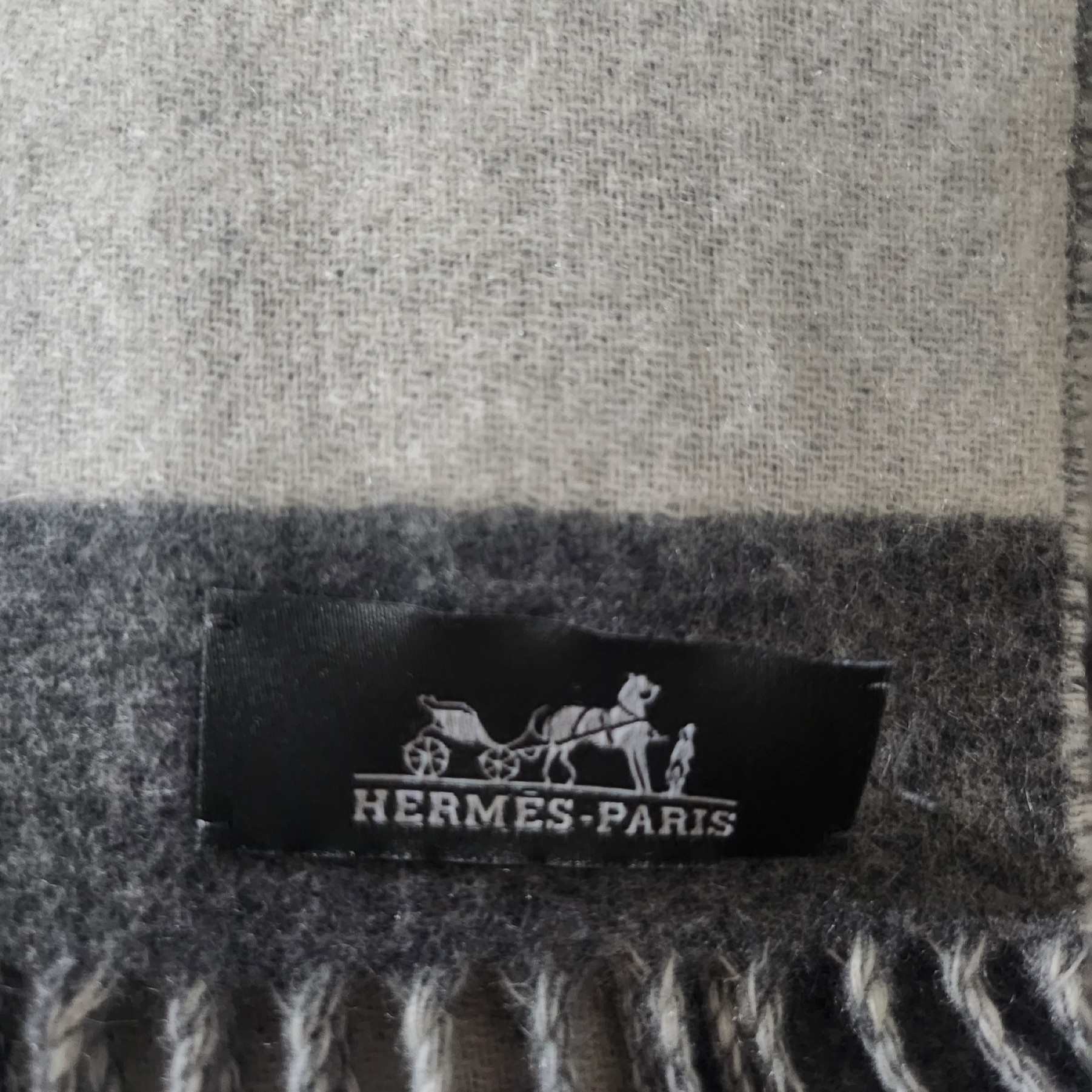 (W) Hermes Casaque Love Story Muffler Gris Clair Ivoire 착용 스타일