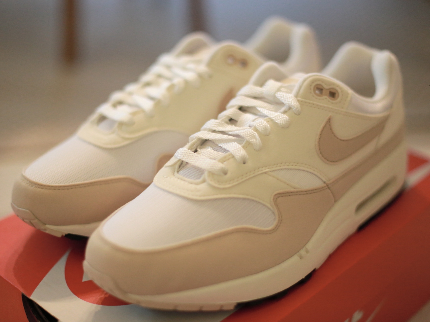 (W) Nike Air Max 1 Pale Ivory Sanddrift 착용 스타일 - 2