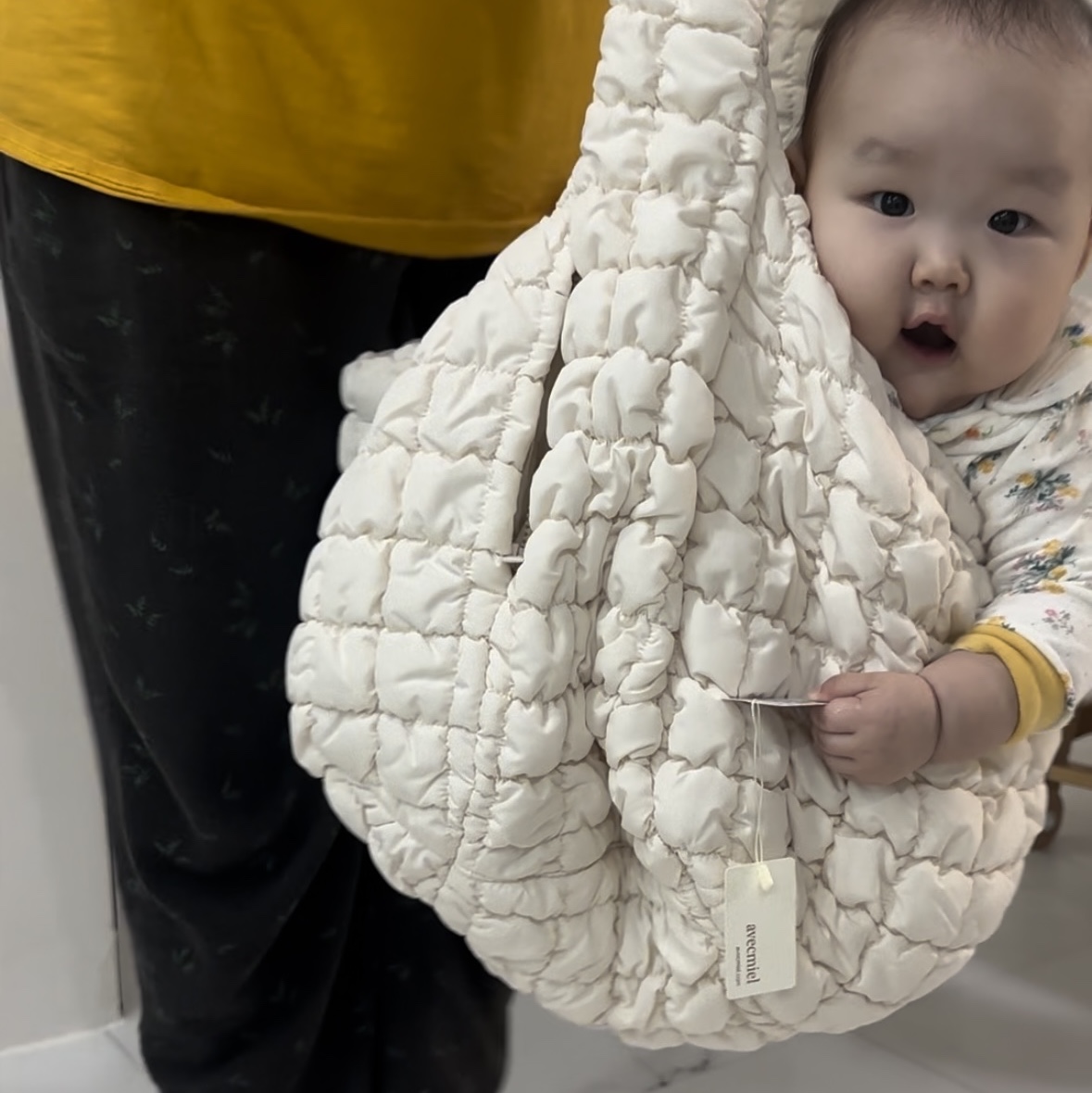 COS Quilted Oversized Shoulder Bag Off White Light Beige 착용 스타일